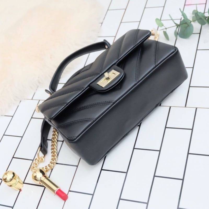 KEEP รุ่น coco chain handbag กระเป๋าทรงหรู รอบใหม่ ใช้หนัง Microfiber นิ่ม ฟู ตึงสวย ทนกว่าเดิมอยู่ทรง ใครชอบสไตล์นี้ห้ามพลาดนะคะ ใบนี้มีหูถือได้ ด้านในสีแดงสวย มีช่องแบ่งเก็บของหลายช่อง ด้านหลังมีช่องพิเศษสามารถใส่มือถือได้ค่ะ สายปรับ สั้น ยาวได้ ใบนี้ ค