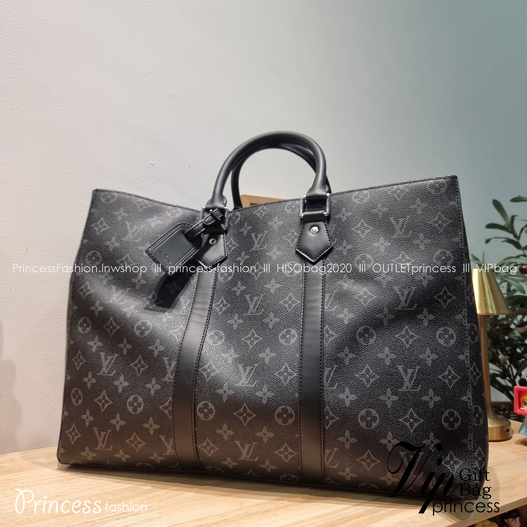 LV Sac Plat 24H Monogram Eclipse Canvas / LV CARRYALL TOTE ใหม่รับ summer ฉีกทุกกฏเพราะใช้ได้แบบยูนิเซ็กส์ กับกระเป๋าเดินทางมาในรูปแบบของทรงโท้ท ใบใหญ่ จุได้แบบจุกๆ ดีไซน์ลวดลายคลาสสิค