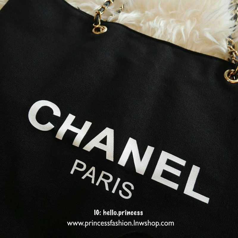 New Arrival!! พร้อมส่งที่ไทย ตามคำเรียกร้อง CHANEL VIP CANVAS TOTE BEAUTY GIFT TOTE CANVAS GOLD HARDWARE CHAIN STRAPS วัสดุทำจากผ้าแคนวาสหนา บุด้วยผ้าซับอีกชั้น ด้านหน้ามีโลโก้แบรนด์ ตรงอะไหล่ปั้มแบรนด์ทุกจุด ตัวสายทำจากโซ่ เรียบ หรู ดูดี ใส่ของได้เยอะมาก