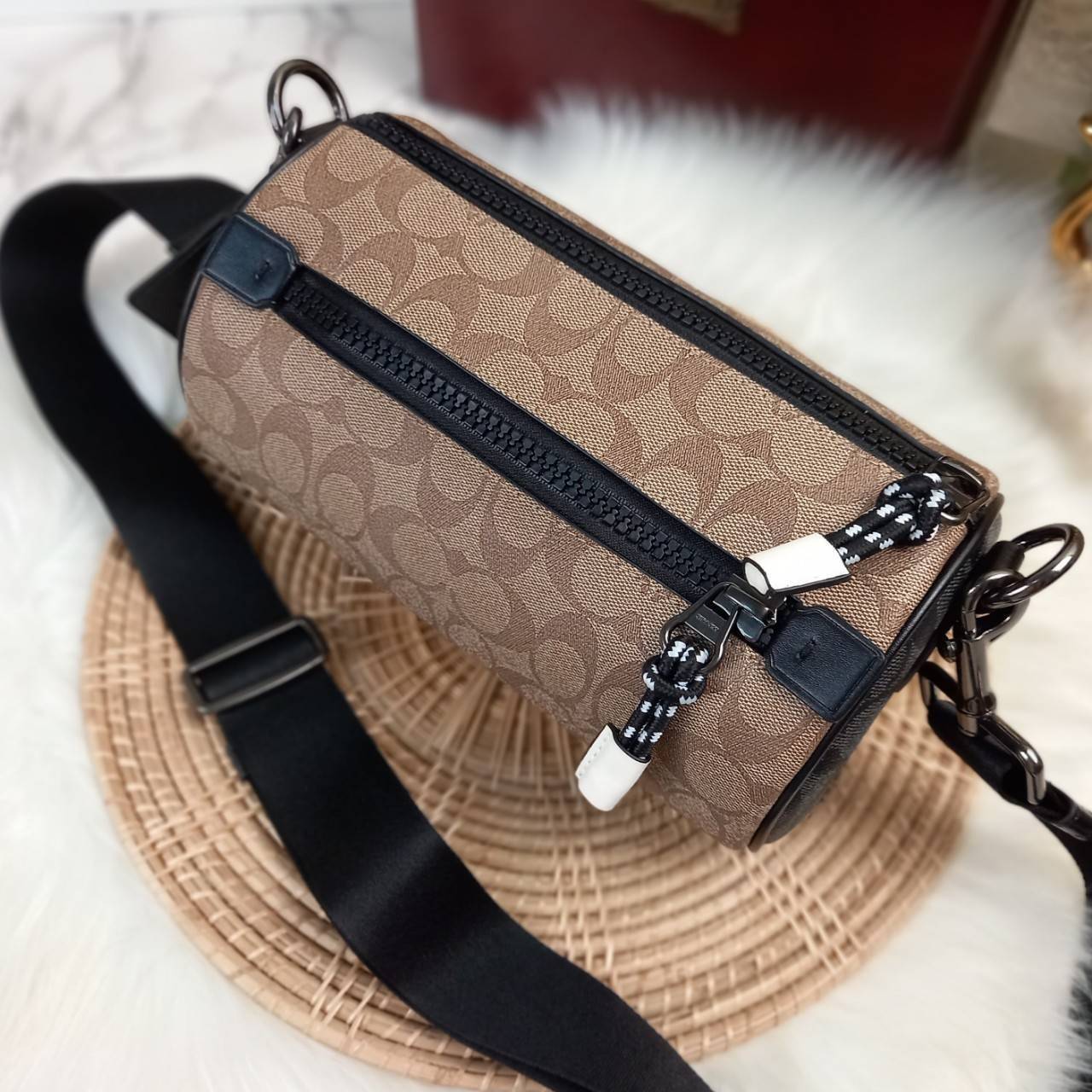 COACH BARREL SIGNATURE CANVAS CROSSBODY (C2957) กระเป๋าสะพาย ทรงเก๋ ขนาดกำลังดี ที่บอกได้คำเดียวว่า เท่ไม่หยอก!! คือดีย์มาก!!// วัสดุแคนวาส ผสมหนังแท้ ลาย SIGNATURE รูปทรงกระบอก// เปิด-ปิด ด้วยซิบ ด้านในโล่งกว้าง เก็บของได้เยอะ// มาพร้อมสายสะพาย สายสปอร์ต