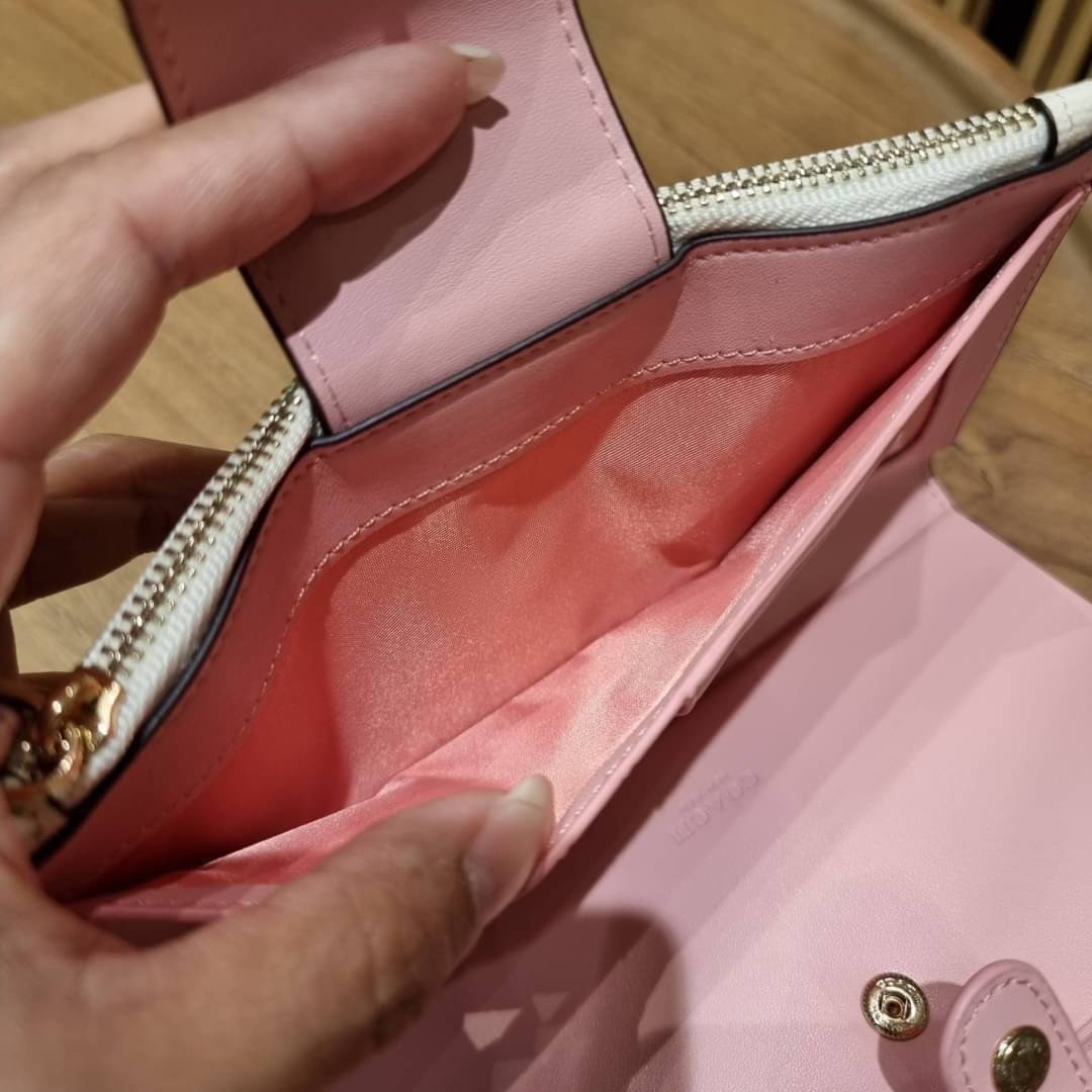 COACH C3371 TECH PHONE WALLET WITH SPACED WILDFLOWER ดีไซน์ใหม่ คอลเลคชั่นสวยหรู กระเป๋าสตางค์พร้อมสายคล้องมือ ง่ายต่อชีวิตมากจ้า!! มันดีอะไรเบอร์นี้ ใส่ได้ทั้งบัตร และโทรศัพท์ก็ใส่ได้ทุกรุ่น แถมยังมีช่องซิปแยกไปอีก ช่องเยอะไม่ต้องห่วงจริงๆ วัสดุหนังแคนวา