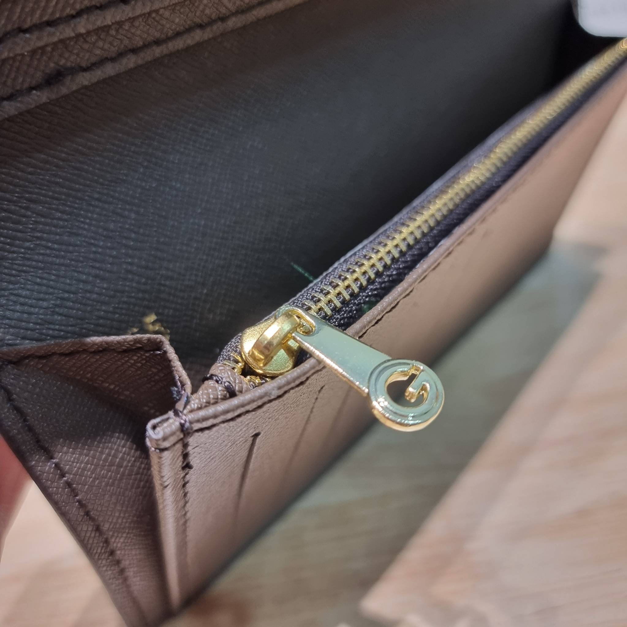 Goyard Bi Fold Long Wallet / GOYARD FLAP WALLET / Goyard Long Wallet กระเป๋าสตางค์ใบยาว รุ่น unisex ที่ใช้ได้ทั้งหนุ่มๆและสาวๆ ไอเท็มนี้ตอบโจทย์สำหรับคนที่ชอบเก็บบัตรเยอะๆ