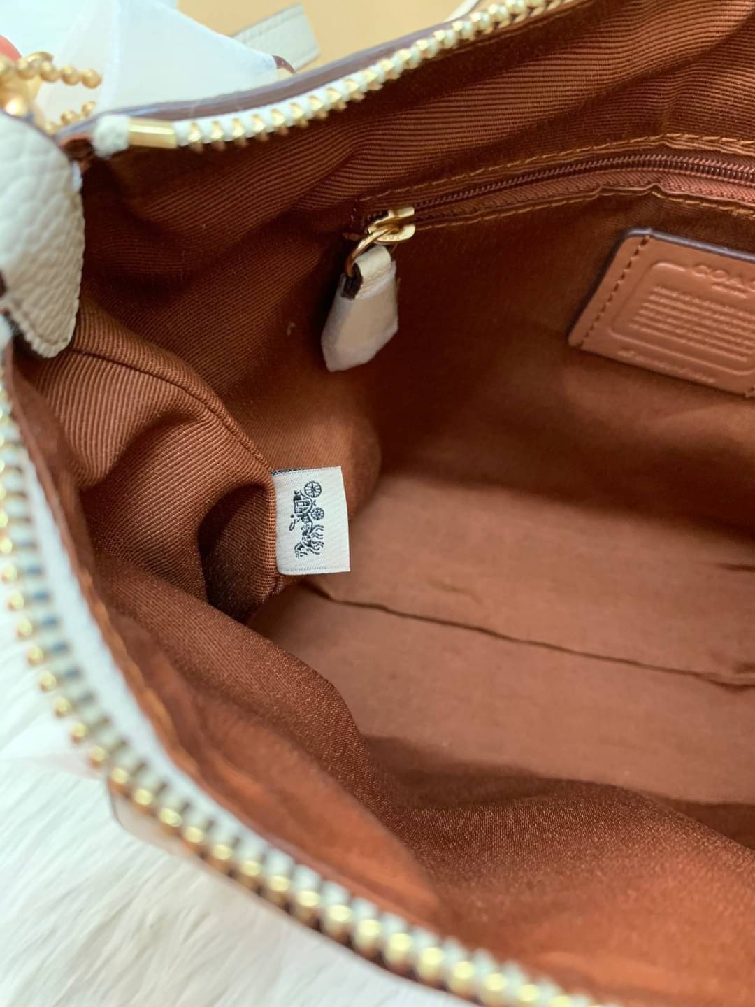 COACH SMALL MARLON SHOULDER BAG ((1600//1597)) 🌈พร้อมส่งที่ไทยอีกครั้ง ตามคำเรียกร้อง ห้ามพลาด! กระเป๋าหิ้ว//คล้องไหล่//สะพายข้างได้ หนังแท้ ทรงสวยมากค่ะ ด้านหน้ามีช่องซิปซ่อนแบบหนังห้อยให้2ช่อง ใส่ของจุกจิกค่ะ เปิดปิดกระเป๋าแบบซิป ภายในกว้างใส่ขอ