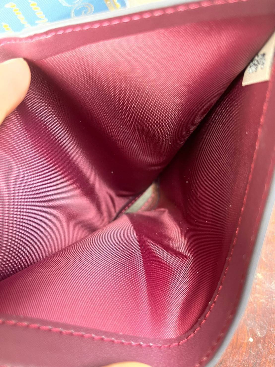 COACH MEDIUM CORNER ZIP WALLET IN SIGNATURE CANVAS กระเป๋าสตางค์ขนาดกลางที่ถือว่าเป็นไอเทม Must Have ของทุกเพศทุกวัยที่ต้องพกติดตัวไว้ตลอดเวลา เพราะนอกจากจะช่วยจัดเก็บเงิน บัตรประชาชน บัตรเครดิตและต่าง ๆ ให้เป็นระเบียบเรียบร้อยยังต้องคำนึงถึงประโยชน์ใช้สอ