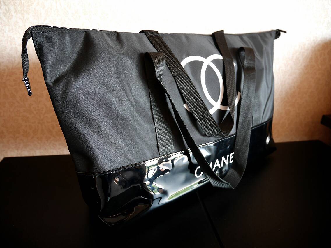 New! กระเป๋าใบใหญ่ทรง Tote จากแบรนด์ Chanel VIP gift Bag ของแท้ 100% ทำจากผ้าหนา Polyester ฐานล่างกระเป๋าทำจากหนังแก้วผิวมันเงา สวยหรู สกรีนโลโก้ชาแนลหน้าหลัง หัวซิปปั้มโลโก้ ด้านในเป็นช่องกว้าง และมีอีกหนึ่งช่องเก็บของ รุ่นนี้สะพายไหล่ สวยมาก น้ำหนักเบา 