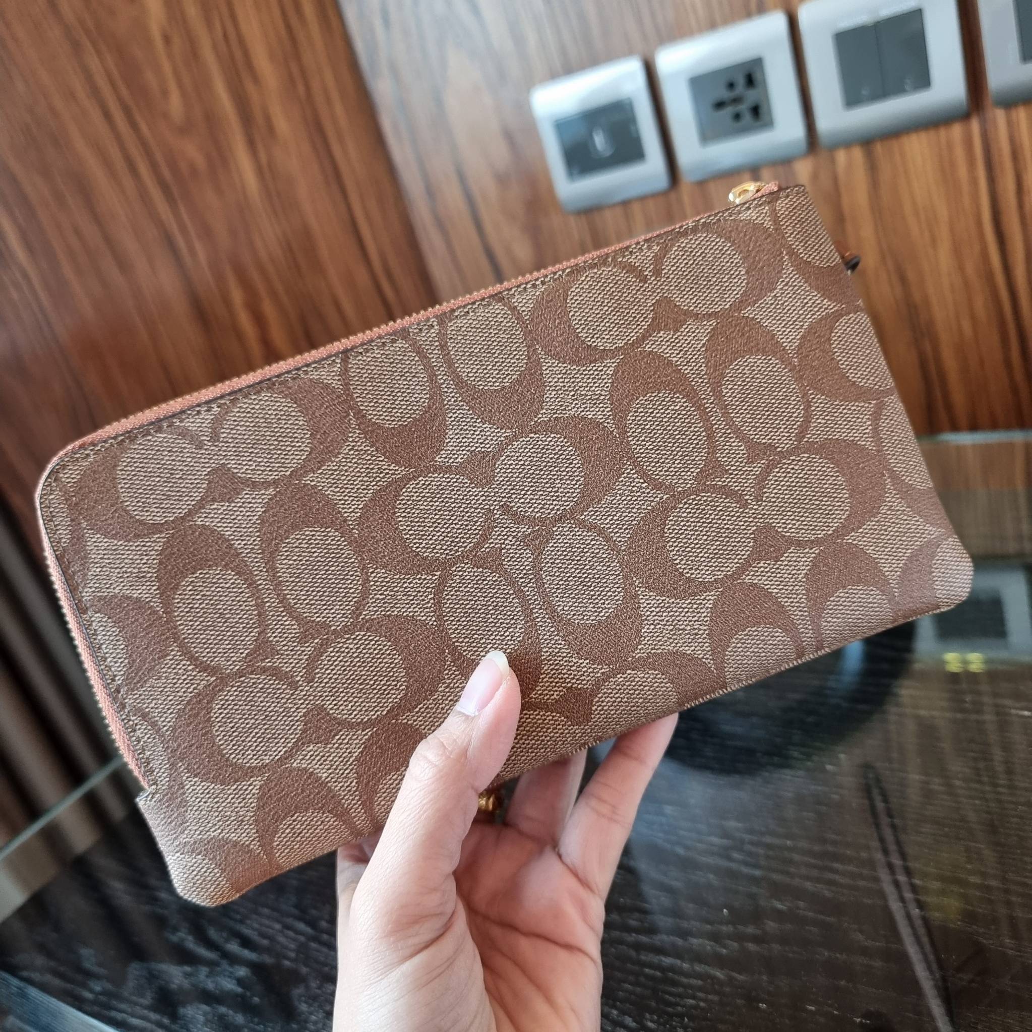 COACH F54057 DOUBLE ZIP WALLET IN SIGNATURE กระเป๋าคล้องมือ size L ใบนี้ใส่มือถือได้ทุกรุ่น ขนาดกำลังดี พกพาสะดวกมากๆ วัสดุหนังสังเคราะห์ ภายในเป็นผ้าสีสวยคม ใส่ธนบัตร ใส่บัตรได้เยอะ ใส่มือถือได้สบายๆทุกรุ่น ตอบโจทย์สาวๆที่ไม่ชอบพกเยอะวุ่นวายจ้า ใบนี้เอาอ