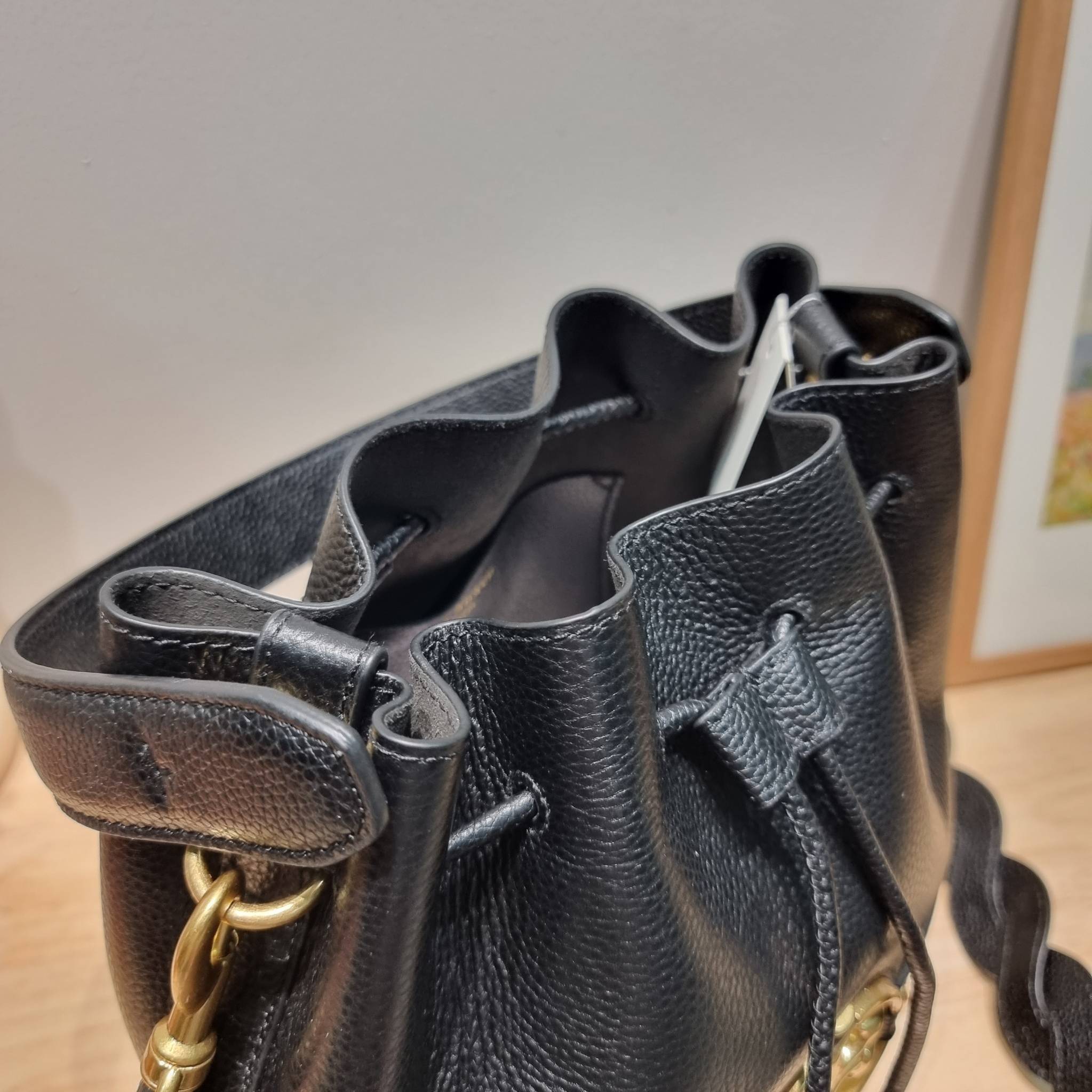 TORY BURCH MILLER BUCKET BAG / Tory Burch Bag รุ่นยอดนิยม สวยหรู ดูผู้ดี กับกระเป๋าสะพายบัคเก็ตใบใหญ่ โดดเด่นด้วยโลโก้สีทอง รูปทรงคลาสสิค ใช้งานง่ายด้วยหนังรูด
