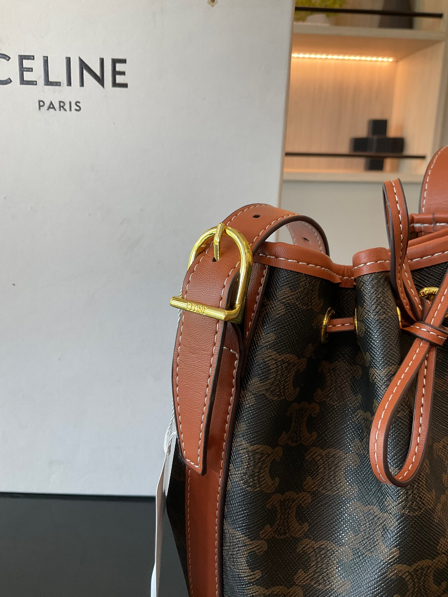 CELINE SMALL DRAWSTRING BAG IN TRIOMPHE ในรุ่นนี้ได้รับคำชื่นชมจากแฟชั่นกูรูทั้งหลาย เนื่องจากมีรูปทรงที่สุดแสนจะเรียบง่าย มีช่องใส่ของที่กว้าง ตัวกระเป๋าเป็นแบบหูรูด ช่วยให้เปิด-ปิดง่าย สะดวกต่อการใช้งาน