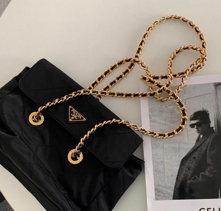 พรีเมี่ยมกิ๊ฟแท้ 100% 】PRADA Nylon Bag Premium gift กระเป๋าถือหรือสะพายพรีเมี่ยม อะไหล่ทองหรูหรา วัสดุ Nylon กันน้ำ น้ำหนักเบา จุของได้เยอะ ทรงสวย ซับในผ้าบุลายแบรนด์อย่างดี