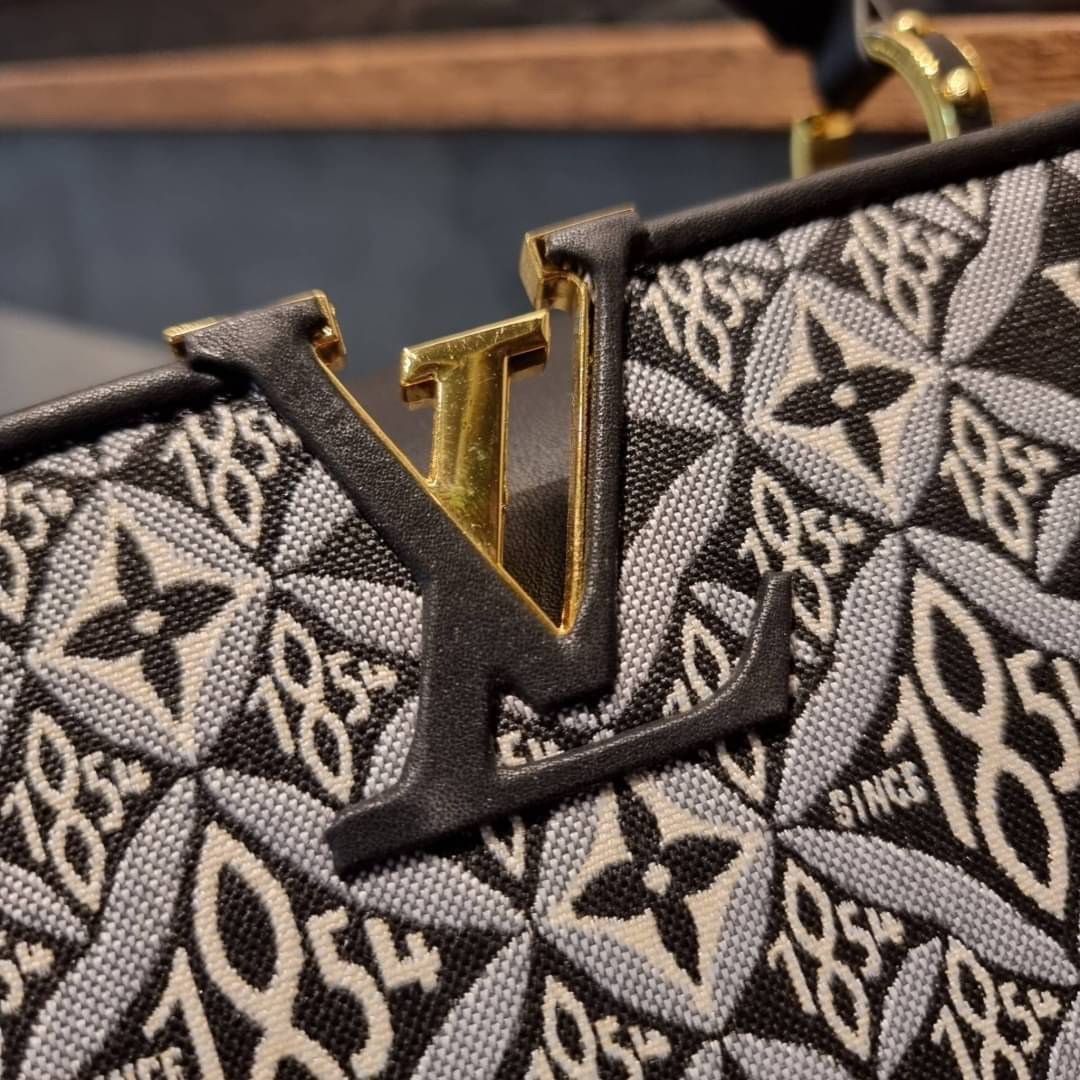 LV capucines top handle with vintager 1854 / LV SINCE 1854 CAPUCINES MM ที่สุดของความสวยในดีไซน์คลาสสิคย้อนยุค กระเป๋าถือสุดหรู มาพร้อมหูจับในตัว ด้วยรูปทรงวินเทจและวัสดุผ้าแคนวาสคละลายเต็มใบ สร้างดีเทลให้ไอเท็มนี้ได้ลุคผู้ดีไปอีก และยังมีลูกเล่นที่ฝาปิดก
