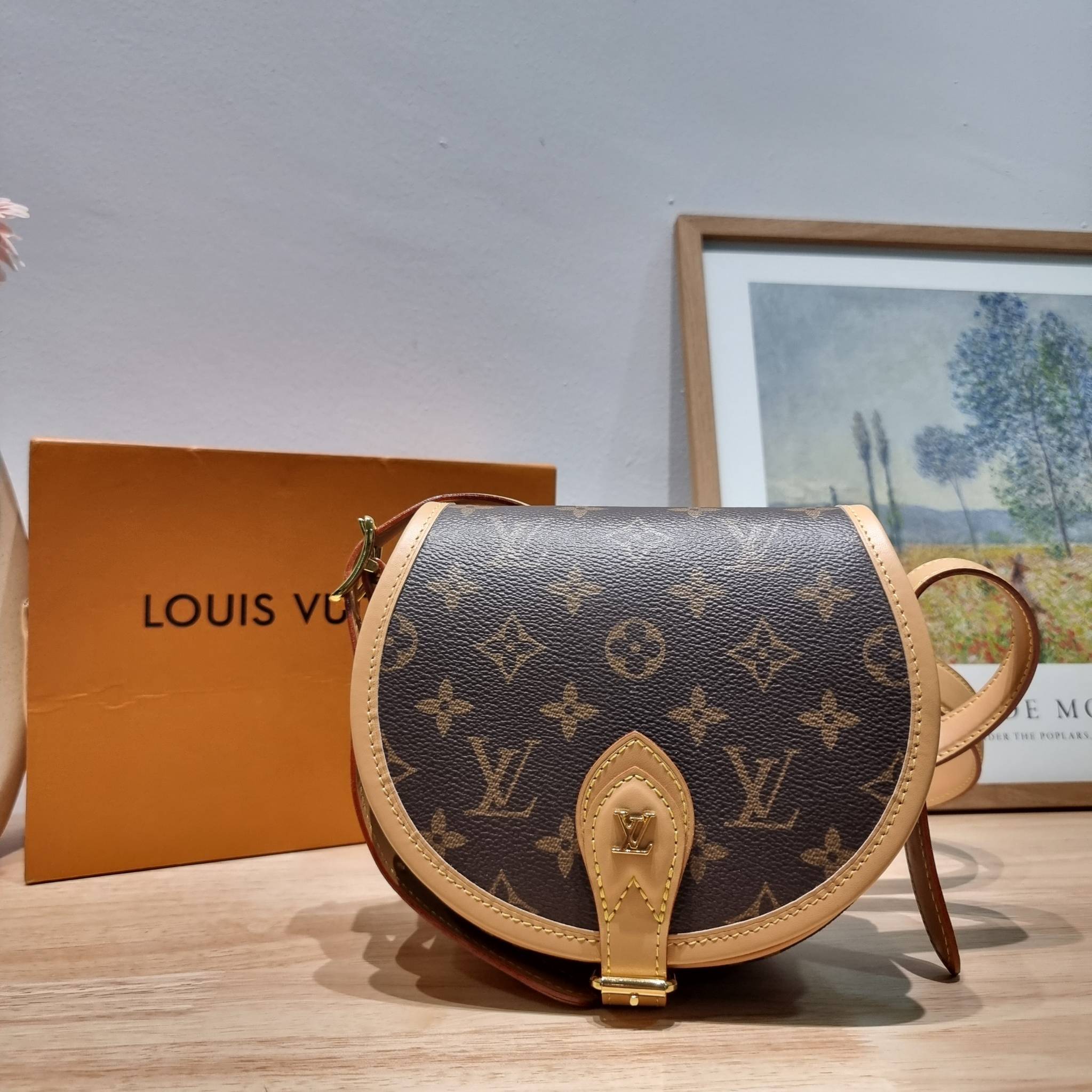 LV Tambourine Monogram Crossbody Bag รุ่นลิมิเต็ดหายาก กับกระเป๋าสะพายทรงสวย ดีไซน์คลาสสิค วัสดุหนังแคนวาสตัดสลับหนังแท้ เปิด-ปิดกระเป๋าด้วยอะไหล่สายคาด สายสะพายในตัว ปรับได้ หรือซ่อนสายและถือเป็น clutch ออกงานก็ได้ ดูแพงมากๆ ภายในเป็นช่องโล่ง ใส่ของจุกจุ