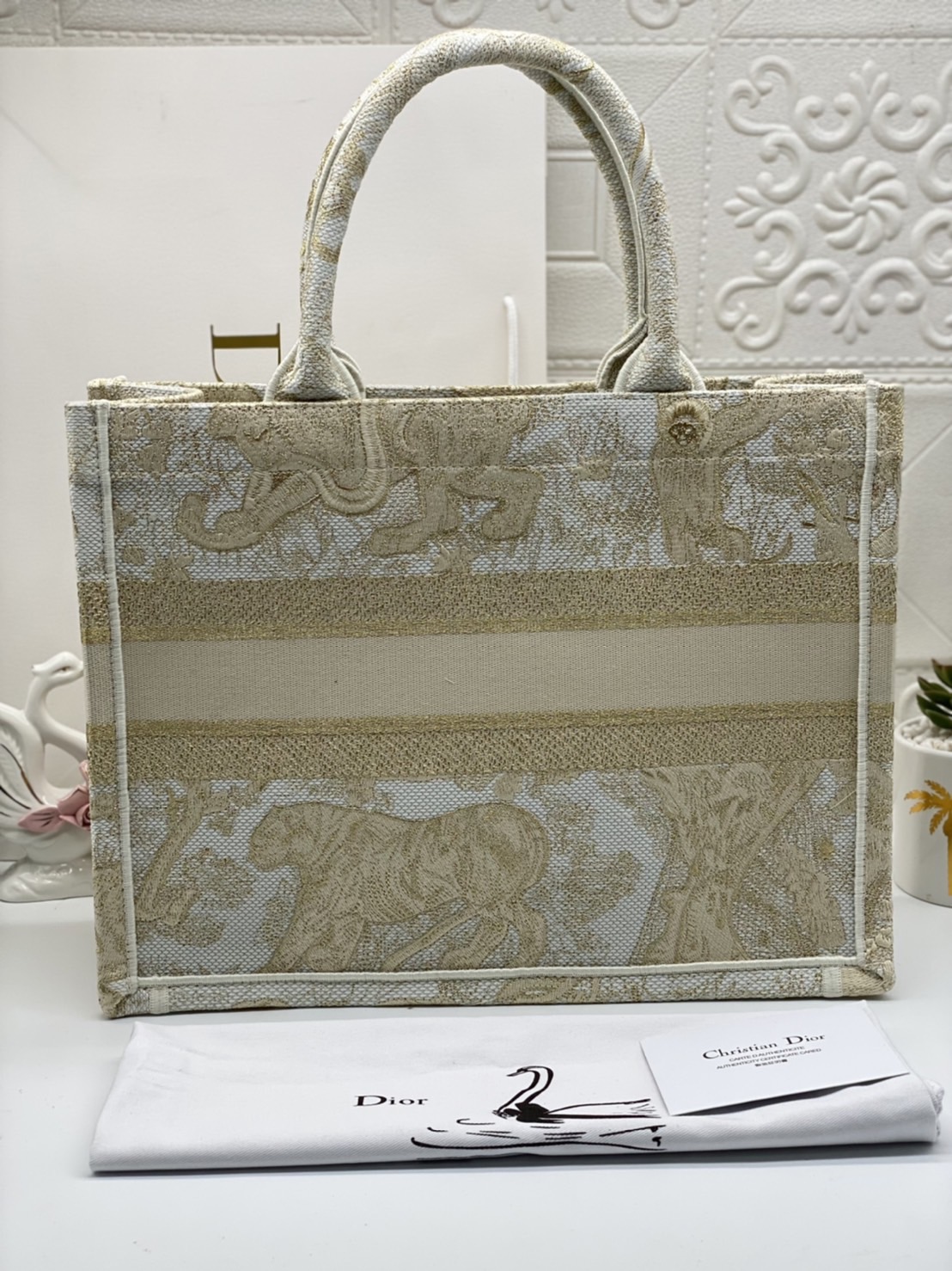 CHRISTIAN MEDIUM DIOR BOOK TOTE เอกลักษณ์ของความหรู เป็นทางช็อปปิ้งBag ที่ต้องมี ภายในโล่งกว้างมาก ใส่ของแบบแน่นๆ จุๆไปได้เลย น้ำหนักเบาสบาย งานออริปักขึ้นรูปสวยมาก มี code stamp พร้อมส่งที่ไทย ภาพสินค้าถ่ายจากงานขายจริง ใช้งานต่างประเทศได้ค่ะ