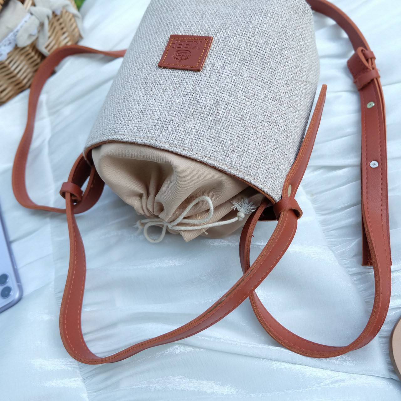 สวยมาก KEEP ‘ Vitamin Sea ‘ Col.3 ทรงถังน่ารักมาก สไตล์ Casual ดูดี สุดๆ ตัดขอบหนังสีน้ำตาล ทรงน่ารัก ด้านในมีถุงผ้าใบเล็กใส่ของได้อีกชั้น ดีไซน์รูปแบบสวย *ดีต่อใจ ใครชอบทรงนี้ห้ามพลาดเลยน๊า 😁❤️ ถือเที่ยว ไปทะเลก้อสวยสุดๆ