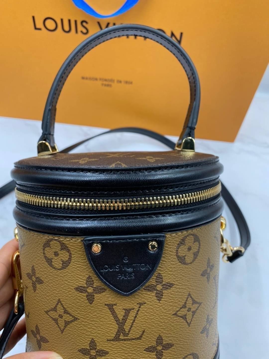 Louis Vuitton Lady CANNES Bucket Bag กระเป๋าถือหรือสะพายข้าง วัสดุหนังแท้หนังแข็ง ลายแบรนด์ อะไหล่ทองหรูหรา จุของได้เยอะ ตั้งอยู่ทรง ด้านในโล่ง คุ้มสุดๆ ใบนี้ไม่ควรพลาดค่ะ ดาราเซเลปใช้กันเยอะ น่ารักกมากกแม่ค้าคอนเฟริมค่า