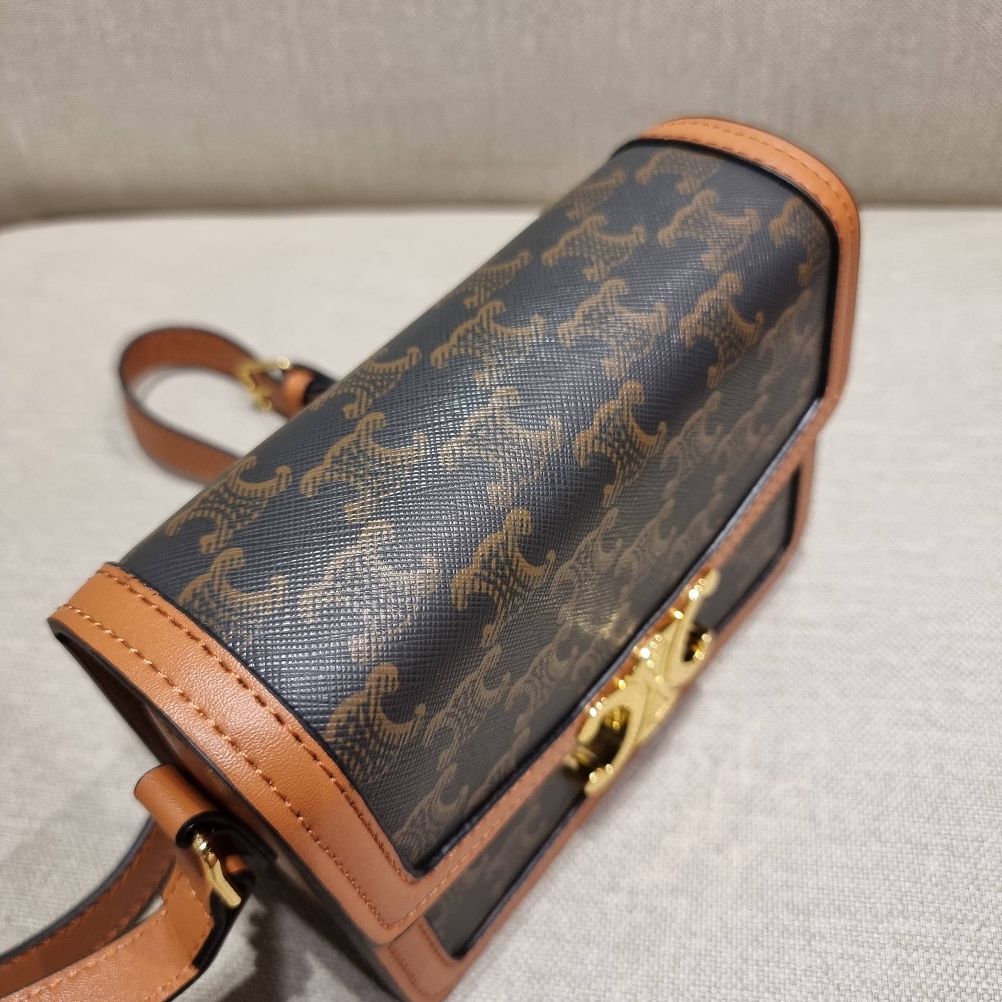 VIP 🥂 CELINE TEEN TRIOMPHE BAG IN TRIOMPHE CANVAS AND CALFSKIN ไม่มีไม่ได้เลยกับไอเท็มสุดคลาสสิค กระเป๋าสะพาย สวยอยู่ทรง ดีไซน์เป็นธรรมชาติ เนเชอรัลโทน ดูดี ดูแพง ไซส์กะทัดรัดมาใหม่ วัสดุหนังแคนวาสสลับหนังแท้ เปิด-ปิดด้วยตัวกดล็อค ใช้งานสะดวก ภายใ