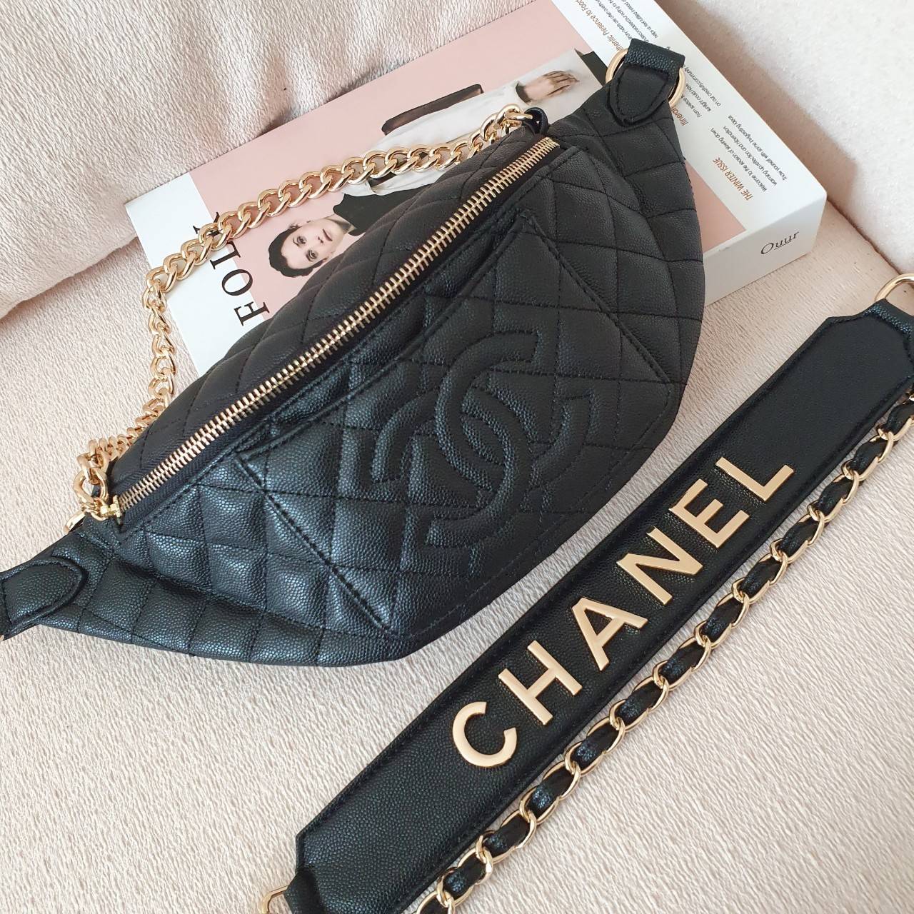 รุ่นใหม่ส่งท้ายปีกับ CHANEL CAVIER WAIST BAG งาน VIP GIFTจากเคาเตอร์้แบรนด์ดังระดับโลก ทรงคาดอกสุดหรู หนังคาเวียร์เต็มใบ อะไหล่ทอง เปิดปิดด้วยซิปสีทอง ด้านในใส่ขอฃจุกจิก กระเป๋าสตางค์แบบสั้นและโทรศัพท์ได้ทุกรุ่นค่ะ มาพร้อมสายสะพายแบบสายโซ่ทองและสายคาดแบบห