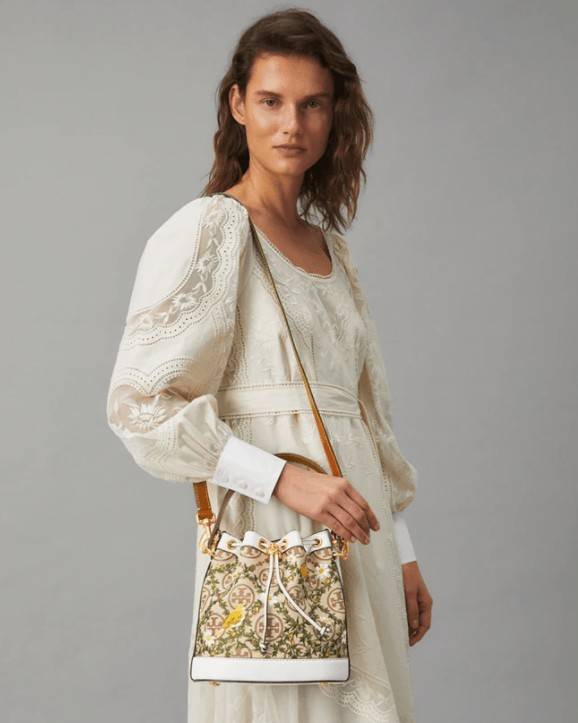 TORY BURCH T MONOGRAM JACQUARD EMBROIDERED BUCKET แรร์ไอเท็มรุ่นยอดฮิต ใบใหญ่ไซส์กำลังดี!! ที่สุดของรุ่นที่ตามหา!! สวยสุดกับดีไซน์ลายปัก ที่ดูแพง!! กระเป๋าบัคเก็ตทรงสวย ที่ดาราเซเลปใช้กันมากมาย ในราคาที่จับต้องได้ โดดเด่นด้วยลวดลายเอกลักษณ์ และลายปักธรรมช