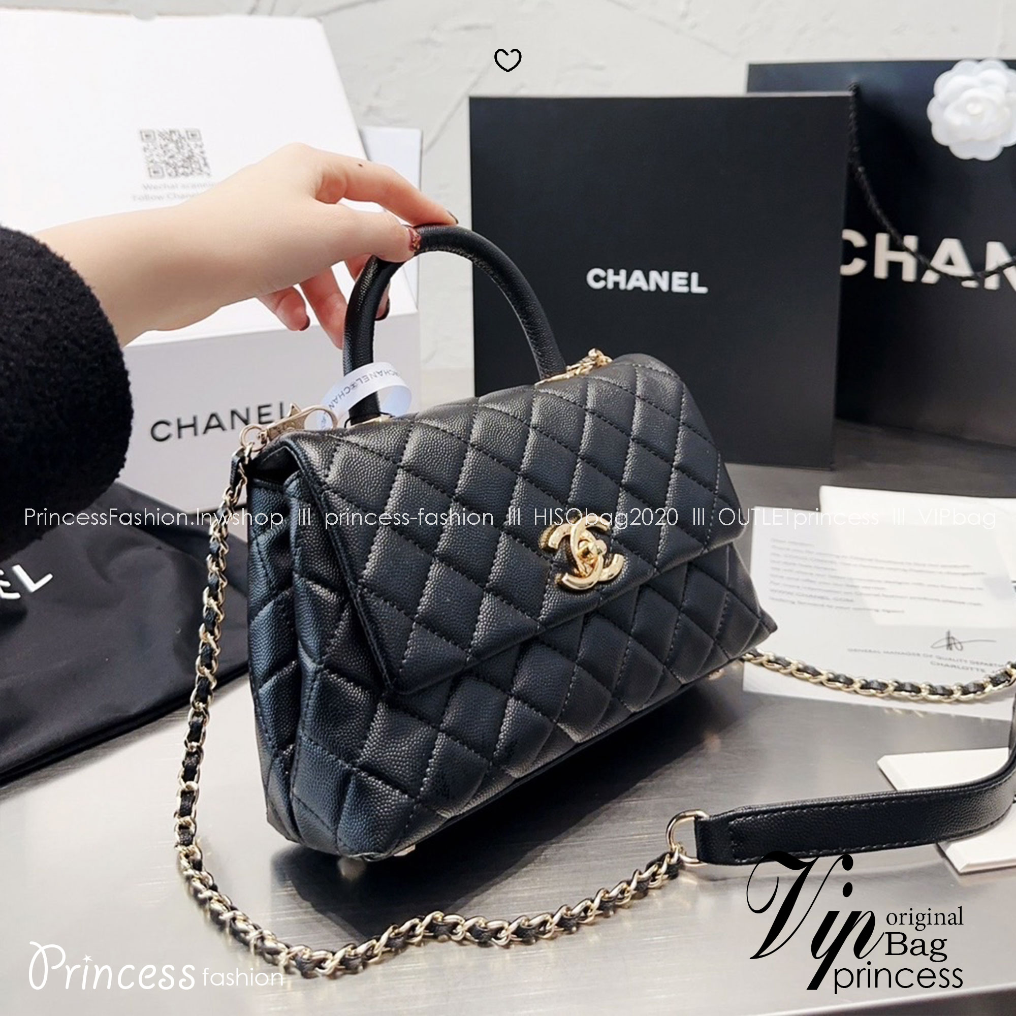 CHANEL Coco Small Top Handle Bag กระเป๋าสะพายสุดคลาสสิค สวยหรูพร้อมมือจับในตัว อะไหล่ทองสวยมาก มาพร้อมกล่อง อปก ครบเซ็ท รอบนี้จัดราคาพิเศษสุดคุ้มค่ะ โดดเด่นและดูแพง ไม่อยากให้พลาดเลยน้า