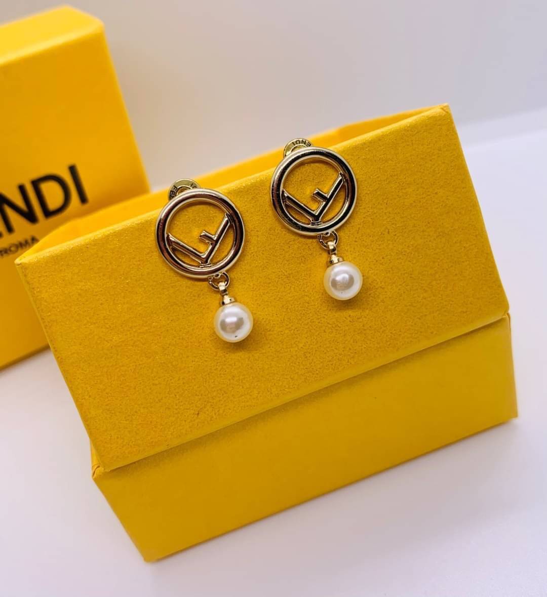 Fendi earring ต่างหูเฟนดิ เกรดออริจินอล งานเคลือบโลหะทอง ไม่ลอกไม่ดำ เงาสวยคล้ายของจริงมากที่สุด สวยหรูหรา ผู้ดี ไฮโซสุดๆ งานเล่นไฟสวยมากค่ะ คอนเฟิม !!!!! เกรดสั่งทำแบบละเอียดที่สุด เก็บรายละเอียดครบ ปั้มโลโก้ สวยมากค่ะ