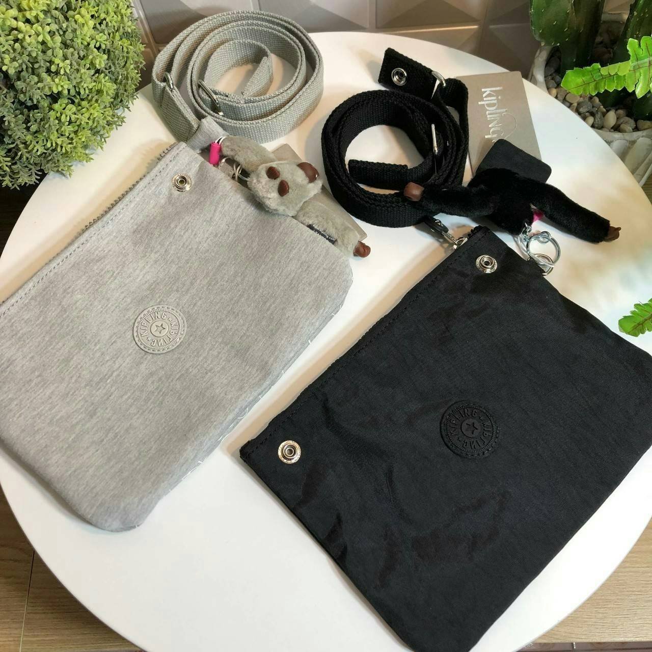 Kipling MAY Small 2-in-1 Pouch and Crossbody กระเป๋าสะพายหรือคาดเอว ขนาดมินิรุ่น Limited ทรงน่ารัก น้ำหนักเบา ใช้ได้ทั้งสองด้าน ด้านหน้ามีสกรีน mickey mouse ด้านหลังประดับโลโก้ มาพร้อมพวงกุญแจแบรนด์ เปิดปิดด้วยซิปสะดวกใช้ หัวซิปแบรนด์ มีหนึ่งช่องซิป และสา