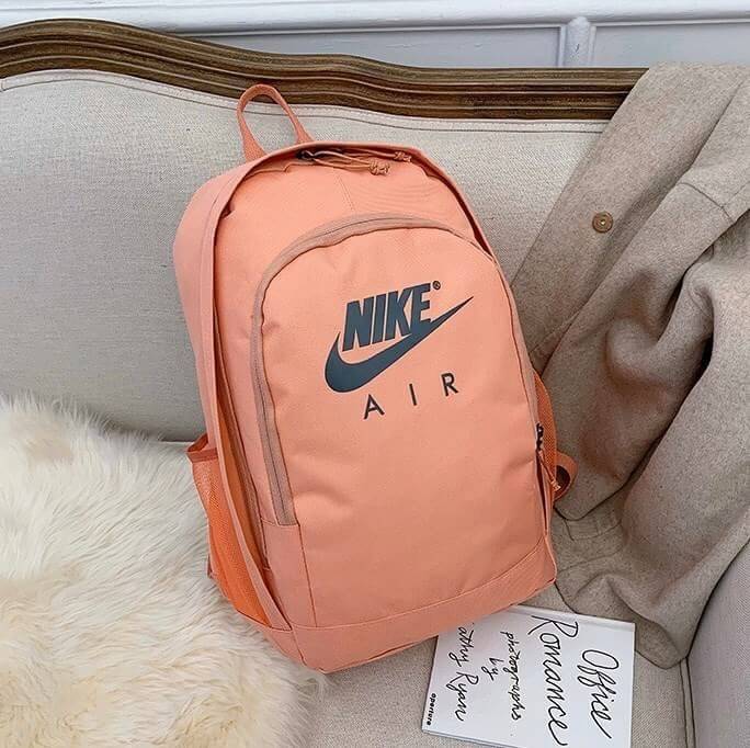 NIKE MEN'S WOMEN SCHOOL BAG BOOK BACKPACK กระเป๋าสะพายเป้ใบใหญ่สไตล์ Sport วัสดุNylon+Polyester100% น้ำหนักเบา มีหูหิ้วเเละสายสะพายบุฟองน้ำ มีช่องใส่ของด้านหน้าแบบฝาปิด1ช่อง มีช่องซิปหน้า1ช่อง เเละช่องพร้อมฝาเปิดปิด2ข้างสะดวกใช้ค่ะ ภายในกว้างมีช่องแบ