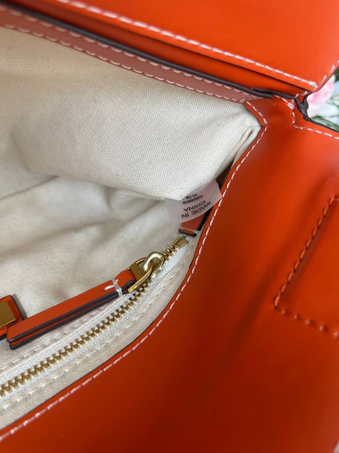 Tory burch Miller Metal clutch กระเป๋าคลัทช์ดีไซน์เรียบหรูออกแบบมาได้อย่างลงตัว ด้วยรูปทรงที่สวยงามและทันสมัย จากแบรนด์ Tory Burch ขนาดกำลังดี สามารถใส่กระเป๋าสตางค์หรือเครื่องสำอางค์ได้ตามขนาดกระเป๋า ในเรื่องของดีไซน์และLogo DoubleT เฉดเดียวกับสีของกระเป