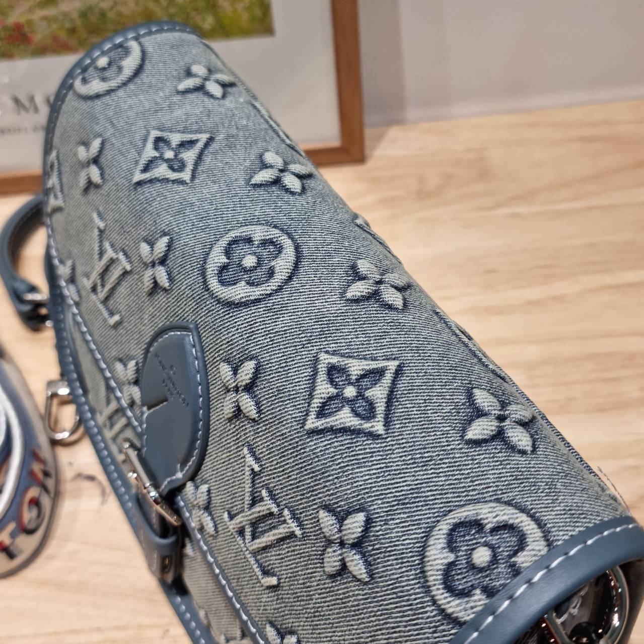LV diane monogram washed denim bag ใหม่ล่าสุด กับกระเป๋าทรงสุดฮิต คลาสสิคและเป็นอีกหนึ่ง signature ที่มาในรูปแบบ washed denim สวยดูแพงสุดๆ