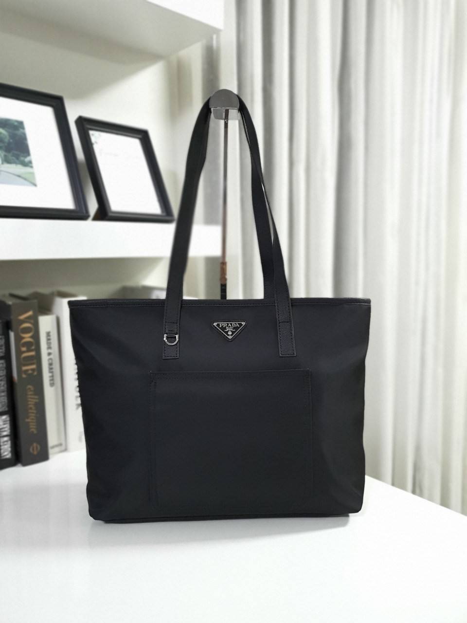 งานพรีเมี่ยมกิ้ฟท์แบรนด์ดังอย่าง PRADA NYLON กับรุ่น TOTEBAG กระเป๋าสะพายไหล่ ใบนี้วัสดุเป็น NYLON กันน้ำทั้งใบมาพร้อมอะไหล่สีเงิน ด้านหน้ามีช่องแยกใส่ของและประดับด้วยโลโก้แบรนด์สวยหรู ภายในมีช่องซิปแยก1ช่อง สามารใส่ A4 ipad ได้ทุกรุ่น ใบเดียวใช้ได้ทุกโอก