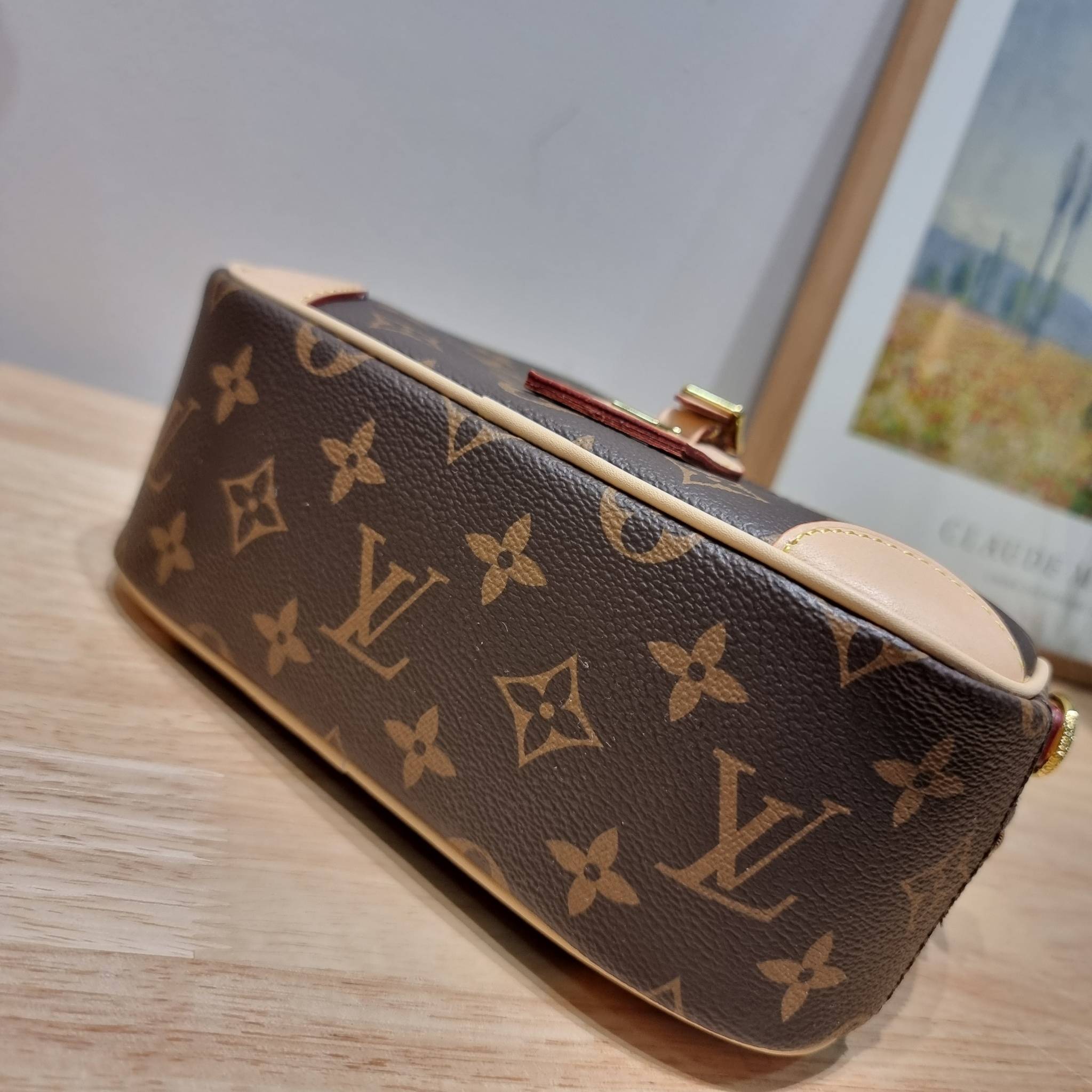 LV Deauville Mini Monogram Canvas bag เดอะเบสท์เซลเลอร์ ที่ใครก็ตามหา กับกระเป๋าสะพายทรงกล่อง ไซส์เล็กกะทัดรัด พกพาสะดวก รูปทรงสวยหรู วัสดุหนังแคนวาสสลับหนัง