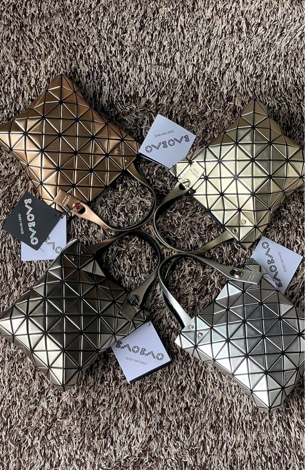 BAO BAO ISSEY MIYAKE PLATINUM COFFRET สะท้อนแสงเพื่อสร้างสินค้าระดับพรีเมียมที่ให้ความเงางามที่เหนือกว่า เพิ่มความหรูหราและโดดเด่นให้กับ เพราะมีความแวววาวและเป็นประกาย