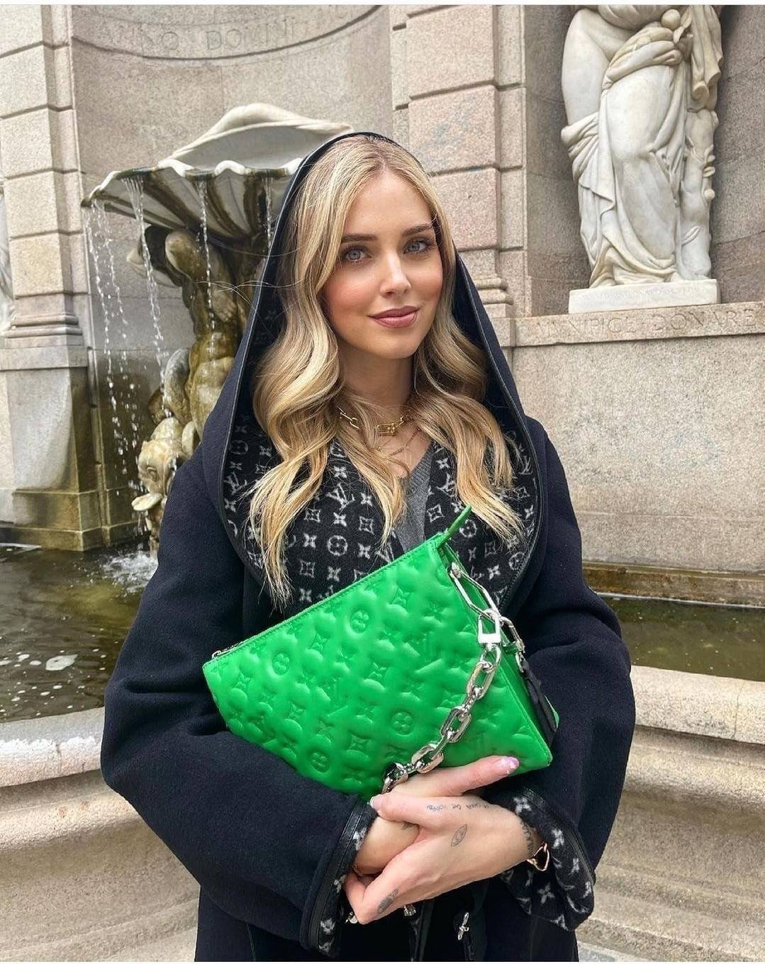 LV HANDLE POUCH MONOGRAM / LV Coussin กระเป๋าสะพายกึ่งคลัชท์ สุดล้ำ มาแรงมาก ด้วยความสวยปังตั้งแต่แรกเห็น วัสดุหนังแกะปั๊มลายสวยคม มาพร้อมสาย 2 เส้น เลิศๆ มีสายโซ่ที่มีดีเทลละเอียดไม่ซ้ำ และสายสปอร์ตครอสบอดี้ ที่จะคล้องไว้ทั้งสองเส้นก็ดีงาม หรือสลับใช้ตาม