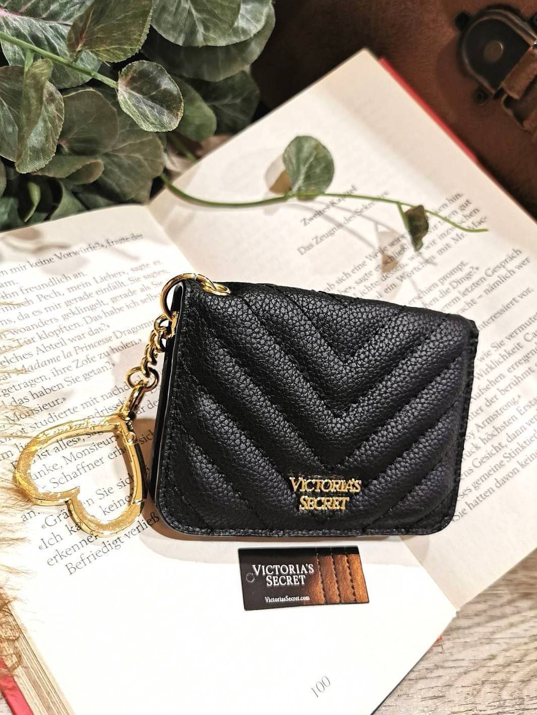 VIP 】พร้อมส่งความน่ารัก! NEW! VICTORIA'S SECRET MINI WALLET KEYCHAIN VIP GIFT WITH PURCHASE (GWP) จาก Victoria's Secret Factory วัสดุหนังคาร์เวียร์ขึ้นลายริ้วสวยอยู่ทรง ด้านหน้าประดับโลโก้แบรนด์อะไหล่ทองสวยหรูดูดี เปิดปิดด้วยกระดุม ภายในมีช่องใส