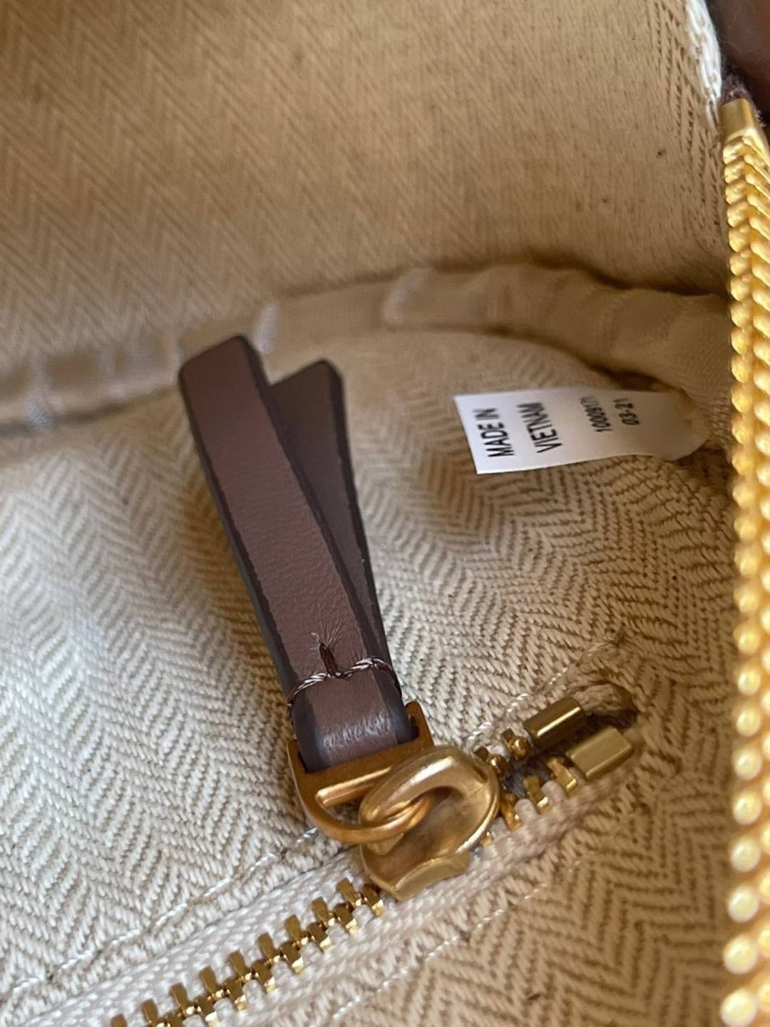 Tory burch Kira Cheron Circle Crossbody กระเป๋าสะพายคาดลำตัวรุ่นนี้โดดเด่นด้วยรูปทรงกลมสุดชิค ขนาดกะทัดรัด พร้อมด้วยหนังกระเป๋าที่ทำจากหนังแท้คุณภาพดี เพราะ Kira Chevron เป็นรุ่นที่ตอบโจทย์และครองใจสาว ๆ ได้อย่างแท้จริง เนื่องจากมีดีไซน์เรียบหรู โดยทางแบร