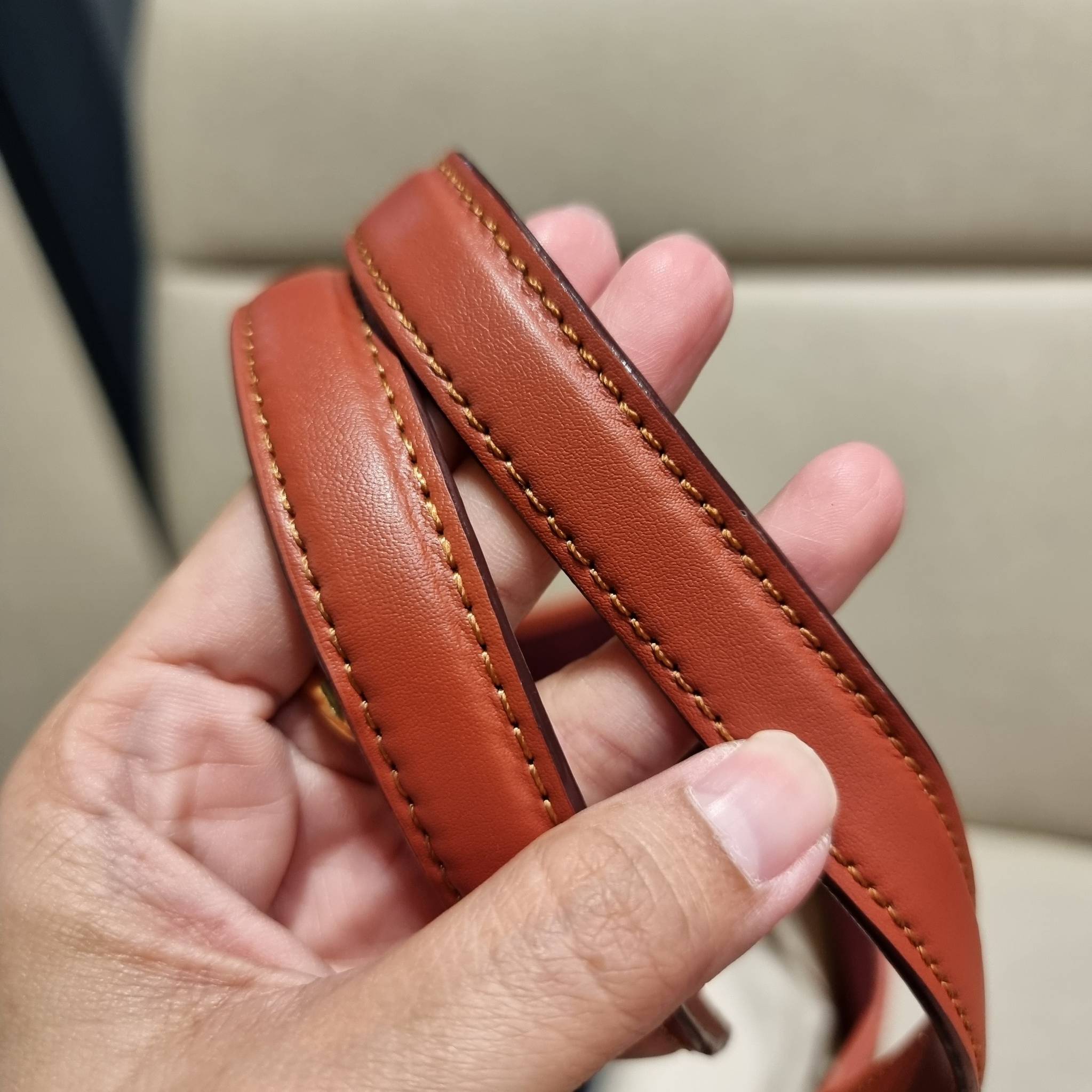 COACH C6336 DAY TOTE IN SIGNATURE CANVAS ใหม่ล่าสุด กับกระเป๋าทรงโท้ทใบใหญ่ สวยสะกดสายตา ด้วยดีไซน์ที่ดูเรียบง่าย แต่แฝงไปด้วยดีเทลเล็กๆ ที่เสริมให้ไอเท็มนี้ดูแพง พิเศษ กระเป๋าลูกใบเล็กอีกหนึ่งใบ พกติดกับกระเป๋า หรือจะเอาไปแยกใช้ก็ได้ วัสดุหนังแคนวาส สลับ