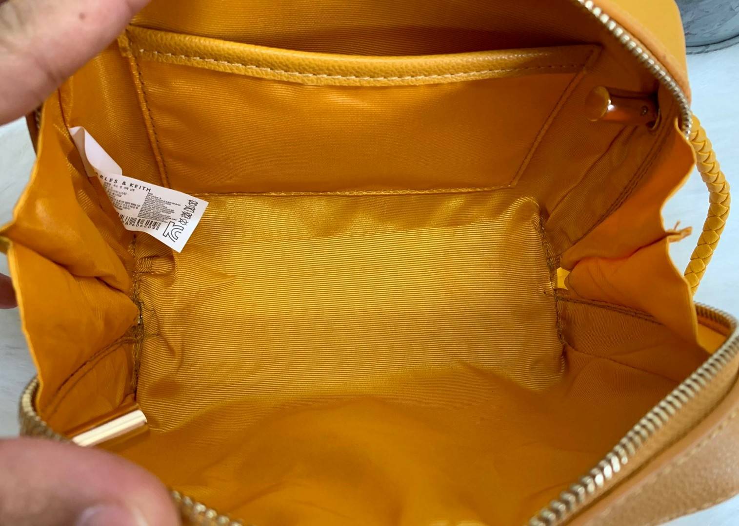 CHARLES & KEITH METAL PUSH LOCK CROSSBODY BAG รุ่นฮิตขายดีมีมาพร้อมส่งแล้วจ้า กับกระเ๋าสะพายไซส์น่ารัก วางอยู่ทรง เปิดปิดด้วย ตัวล็อกด้านหน้า ด้านในแบ่งเป็น 2 ช่องมีช่องซิปตรงกลาง จุของได้เยอะพอควรเลยค่ะ ใส่ iPhone plus ได้สบายๆ และของจุกจิกที่จำเป็น รุ่น