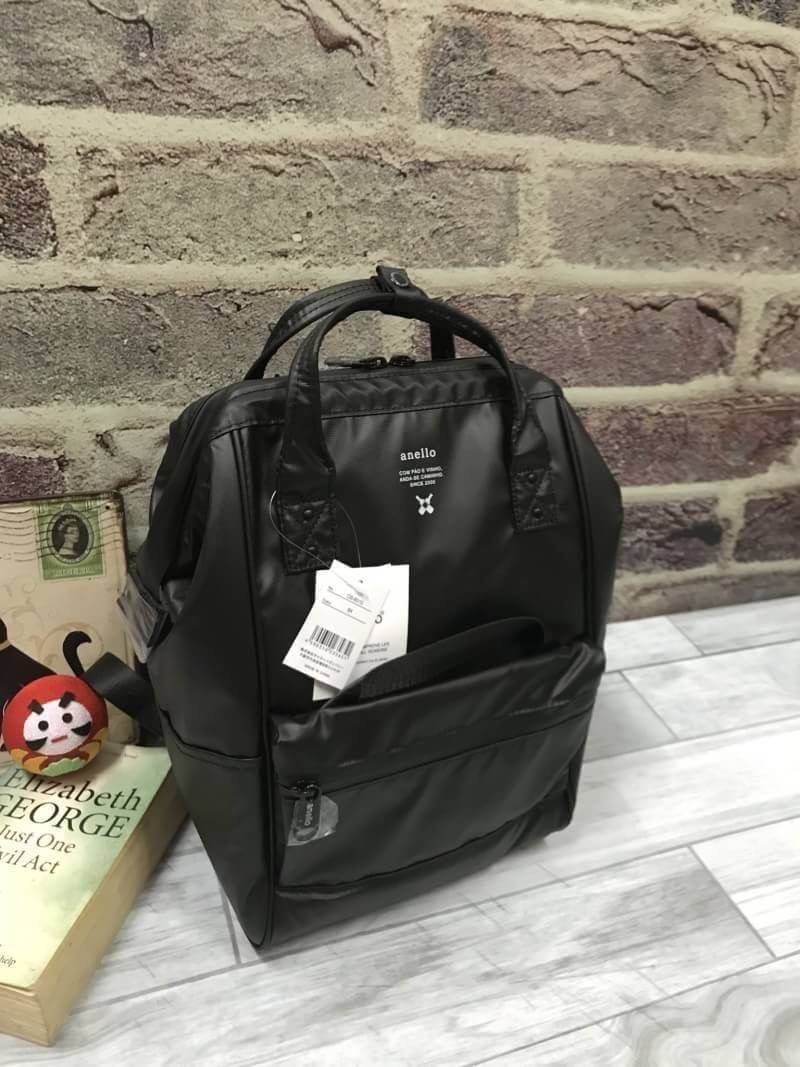 ANELLO WATER RESISTANCE “ Limited Edition “ คอลเลคชั่นใหม่ล่าสุดของรุ่นที่ขายดีติดอันดับ ผลิตจาก Polyester PVC 100%กันน้ำกันฝน ออกแบบกระทั่งช่องซิปไม่ต้องกลัวน้ำซึมผ่าน มีช่องใส่ PC Holder แบ่งช่องใส่ของเป็นสัดส่วน และเป็นระเบียบ ฟังก์ชั่นการใช้งานยังครบเ