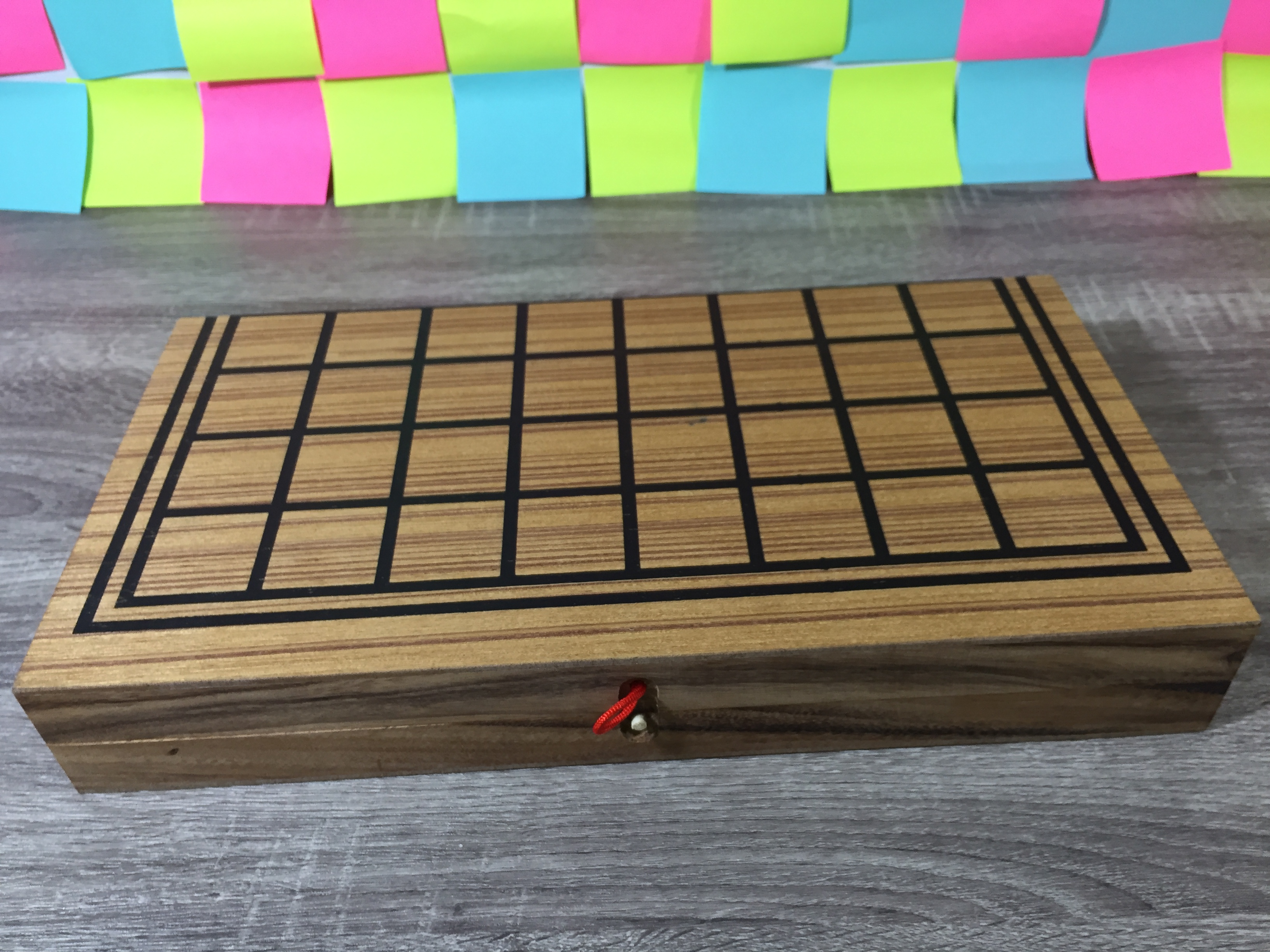 ชุดหมากรุกไทยพลาสติกสีดำและสีขาวพร้อมกระดานไม้