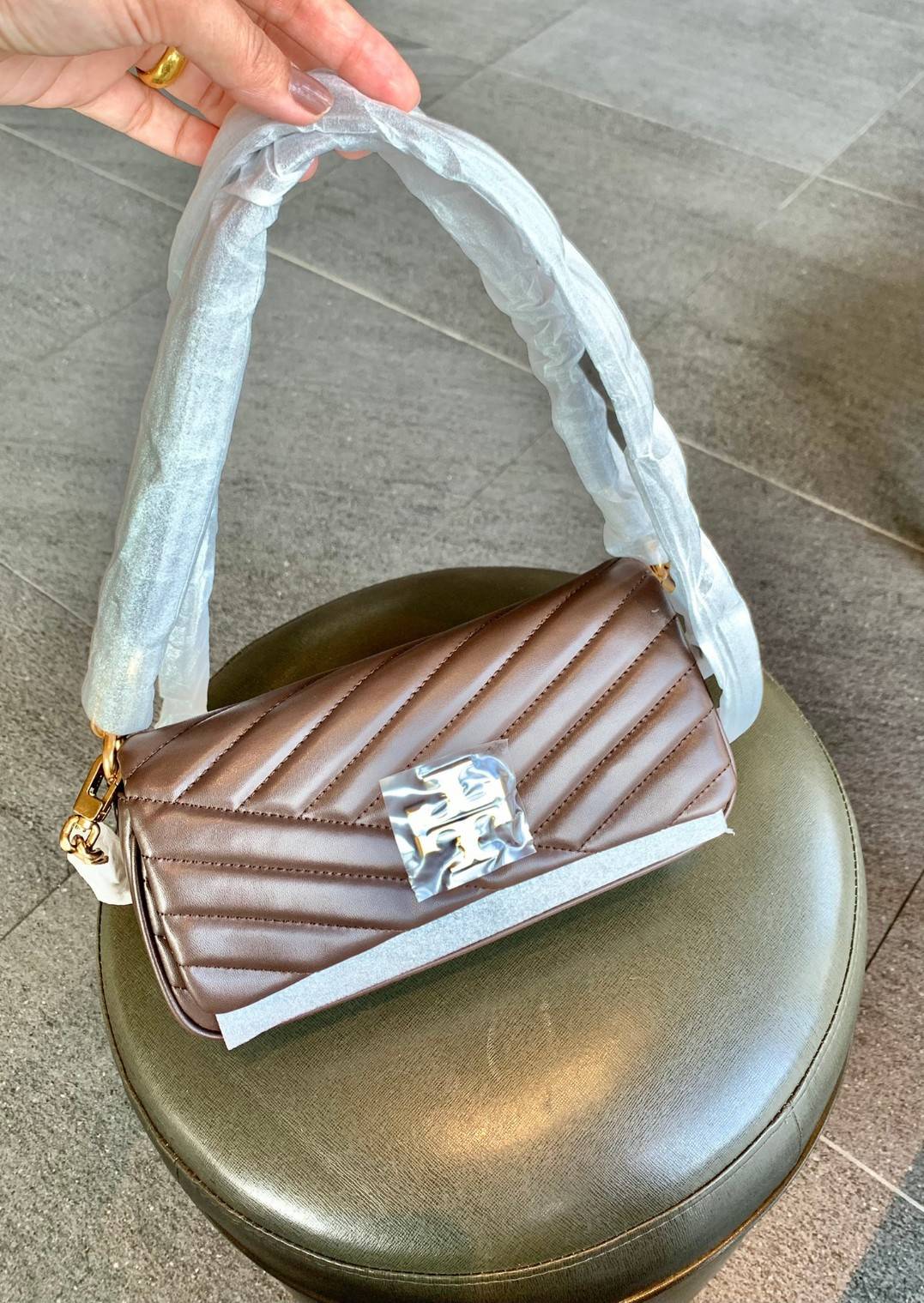 สีออกใหม่ แถมหายากด้วยค่าา! TORY BURCH KIRA CHEVRON SMALL FLAP SHOULDER BAG พร้อมส่งที่ไทย จำนวนจำกัดค่ะ! ✔️กระเป๋าคล้องไหล่หรือสะพายข้างได้ เปลี่ยนลุคดูไม่จำเจ 🔺หนังแกะแท้ ซึ่งจะคุณภาพดี เงา นิ่ม และราคาสูงกว่าหนังวัวนะคะ!