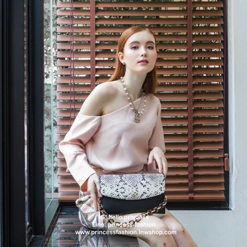 คลัชมาใหม่ สัปดาห์นี้ค่า ‘ Stair ‘ Clutch bag ✔️รอบนี้เข้าเพิ่มอีก 5 ลายเลยน๊า หลังจากปล่อยคอลเลคชั่นแรกออกไปแล้วได้รับความนิยมมากๆ รอบนี้จัดเฉดสีกลางๆ ให้แมทช์ง่ายกับชุดด้วยค่า **หนังวัวแท้ค่า