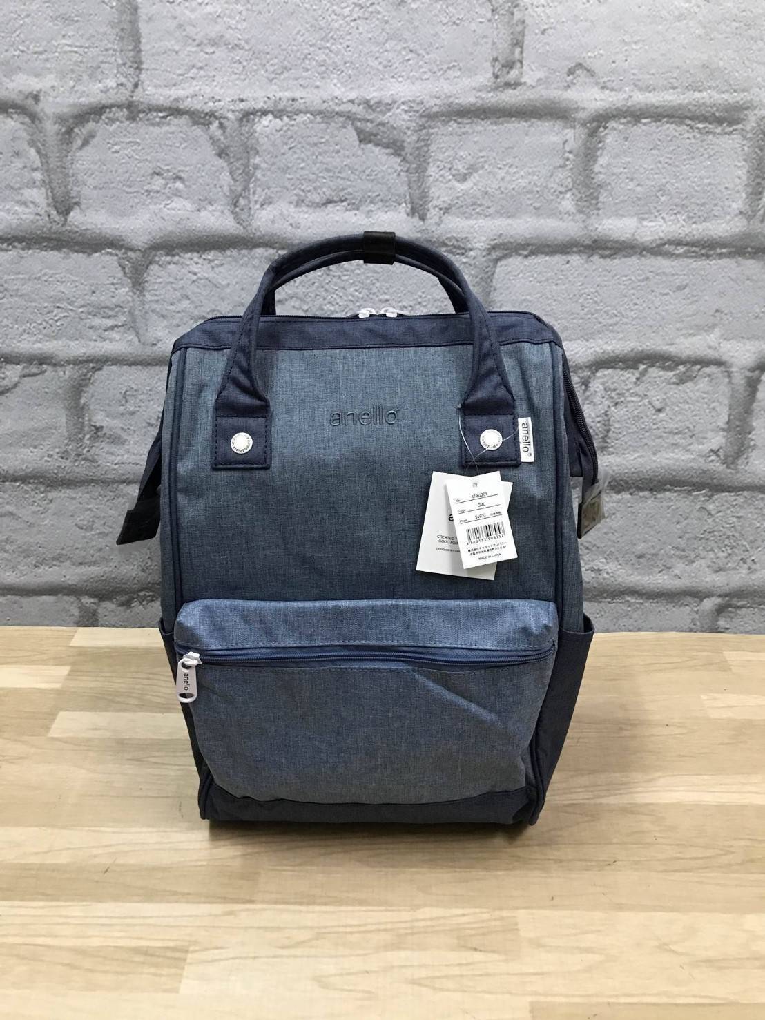 Anello Mottled Polyester Mini Backpack เป้แบรนด์ดังแห่งปี วัสดุ poleyester canvas เนื้อผ้าเรียบหรู และทันสมัย ดีเทลคล้ายรุ่น original ต่างตรงที่ด้านหน้าเป็นงานปักโลโก้สวยงาม และหัวซิป สกรีนโลโก้แบรนด์สีสันเข้ากับตัวกระเป๋า รุ่นชน shop มีหลากสีให้เลือกสรรค