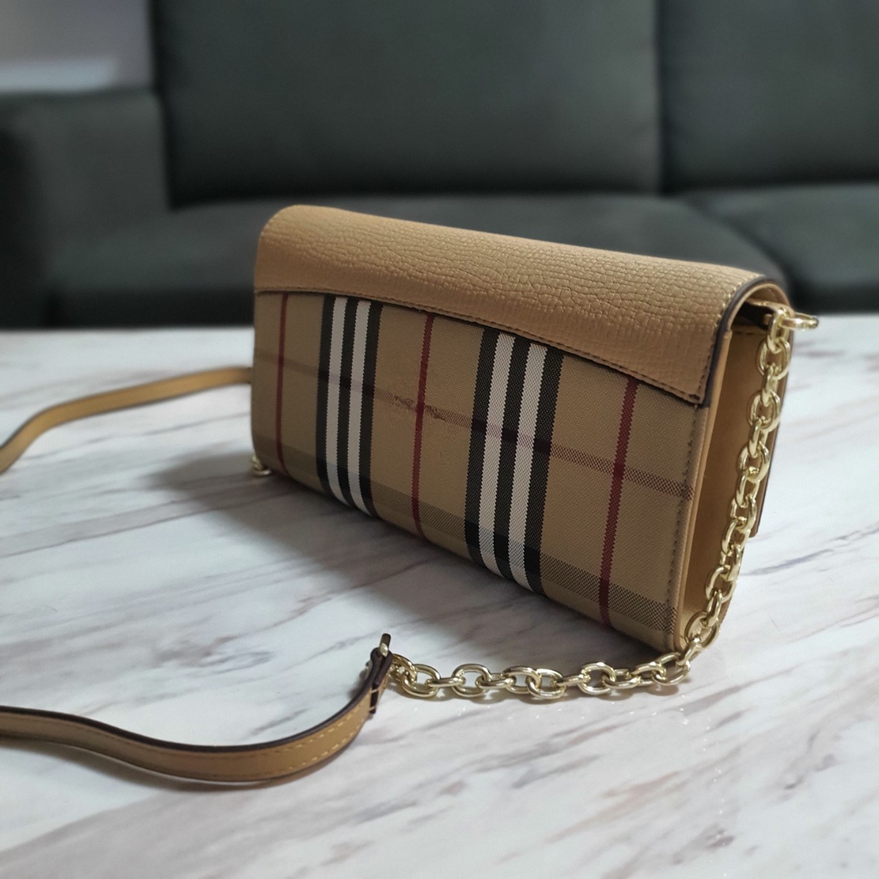 พรีเมี่ยมกิ๊ฟแท้ 100% 】BURBERRY CROSSBODY BAG กระเป๋าสะพายพรีเมี่ยมกิ๊ฟรุ่นใหม่ล่าสุด Limited จาก BURBERRY Perfume DutyFree วัสดุทำจากหนังสลับผ้าลายแบรนด์ เปิดปิดด้วยกระดุมแม่เหล็ก