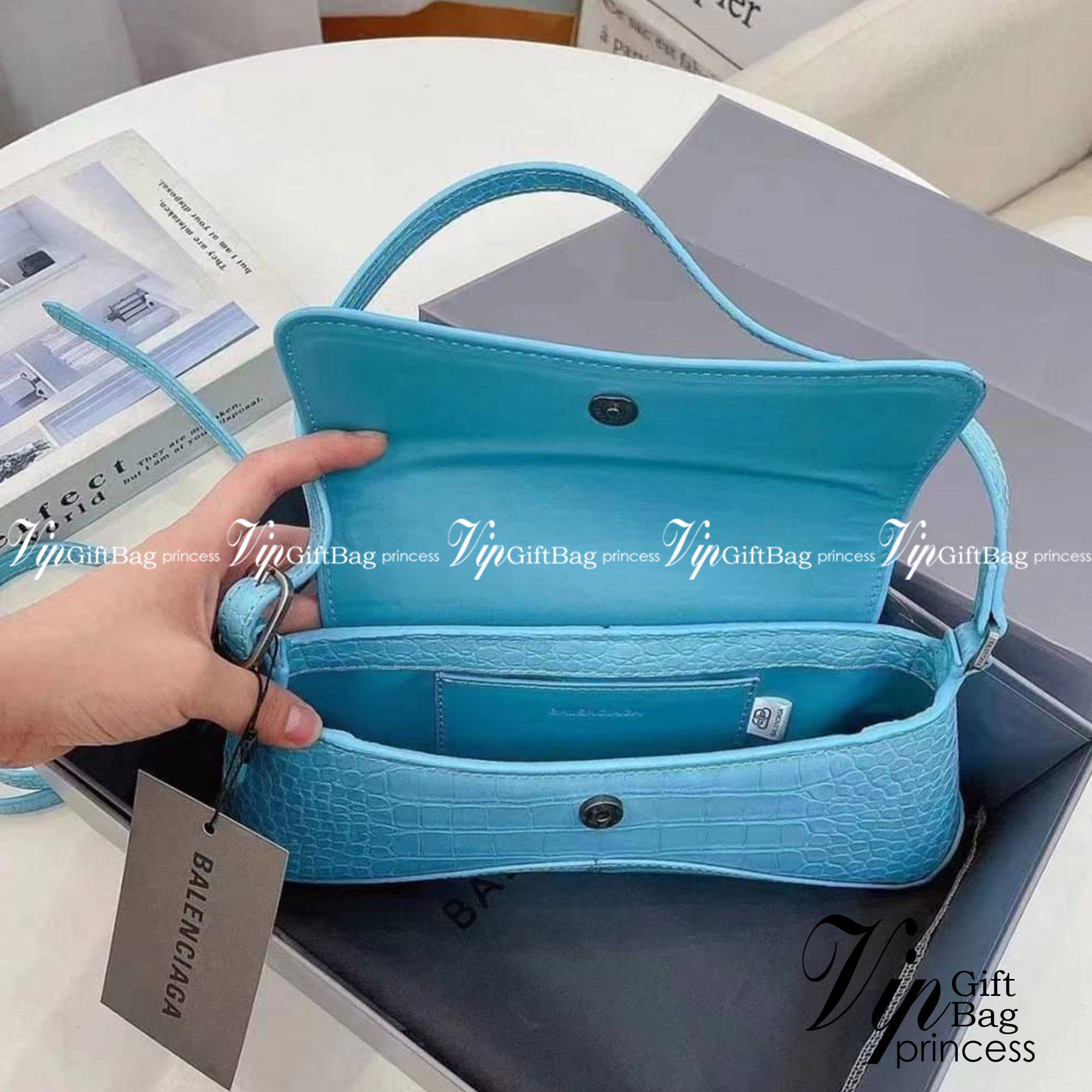 BALENCIAGA XX Small Flap leather shoulder bag กระเป๋าสะพายดีไซน์สวยเลิศ!! ไม่ซ้ำ เอกลักษณ์ที่โดดเด่นด้วยรูปทรง และขนาดที่กำลังเหมาะใช้งาน พร้อมดีไปหมด!! เปิด-ปิดด้วยกระดุมแม่เหล็ก ภายในกระเป๋าเป็นช่องโล่ง ใส่ของสำคัญจุกจิกพอได้ พกพาได้แบบไม่ต้องเยอะ สายสะ