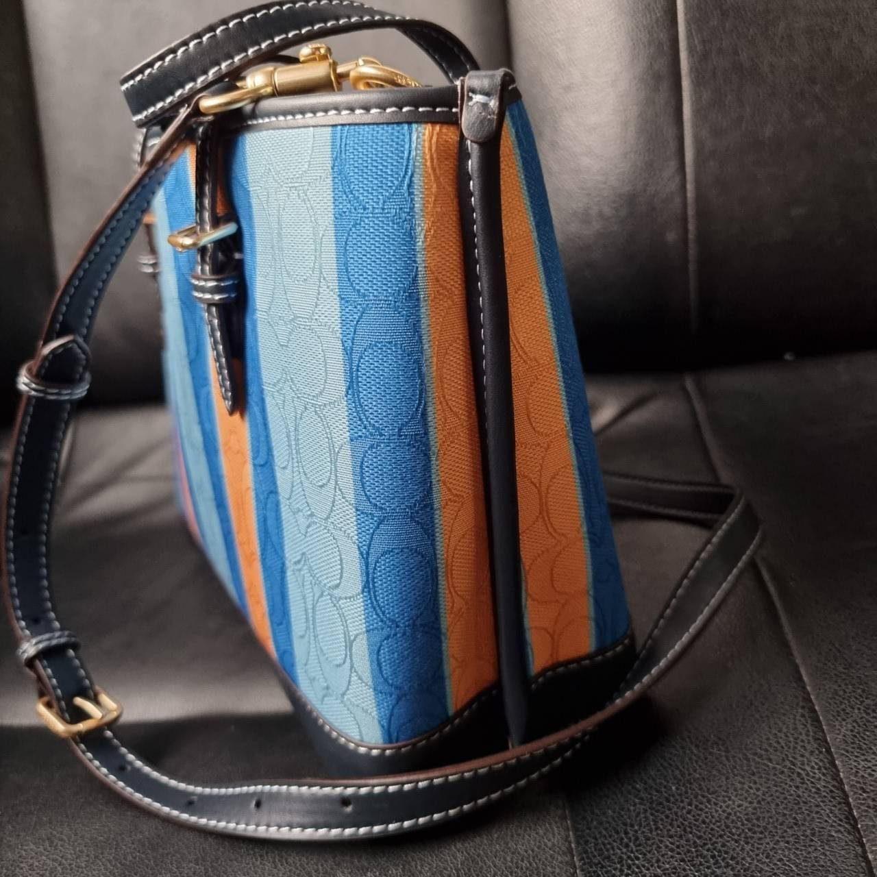 COACH C4086 MOLLIE TOTE 25 IN SIGNATURE JACQUARD WITH STRIPES แจกความสดใสด้วยลุคคัลเลอร์ฟูล กระเป๋าทรงโท้ท มินิไซส์ ตกแต่งลายเอกลักษณ์ถักทออยู่บนผ้า jacquard ตัดกับลายเส้นสีสันสวยงาม ลงตัวไม่ซ้ำใคร ภายในเป็นช่องโล่ง มีช่องซิปกลางใส่ของได้ ขนาดกำลังดีแบบใส