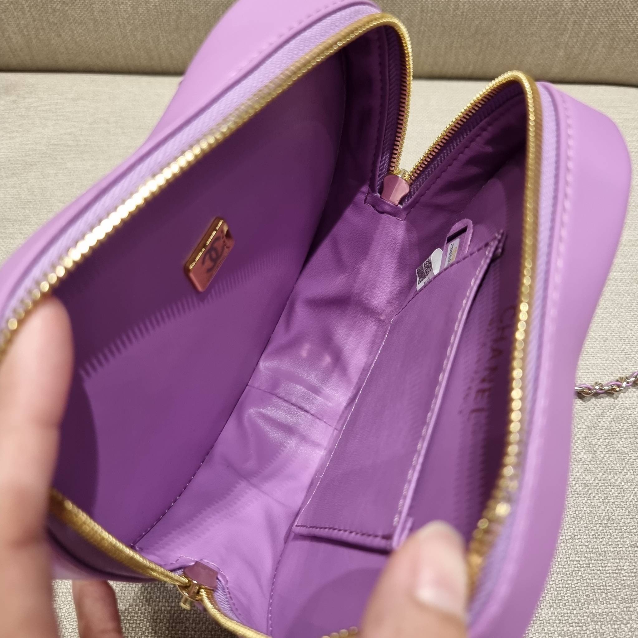 CHANEL Heart Bag Lambskin & Gold-Tone Meta ใหม่มาก สวยมาก มงมาก!! กระเป๋าสะพายสุดคิ้วท์ ที่ดีไซน์รูปทรงหัวใจไม่ซ้ำใคร น่ารักทุกสี น่าใช้ไปเลยแม่!! วัสดุหนังแกะฟอกสี เปิด-ปิดด้วยซิป ด้านหน้ามีช่องเก็บของจุกจิก ภายในเป็นช่องโล่ง ใส่มือถือ ใส่กระเป๋าสตางค์สั