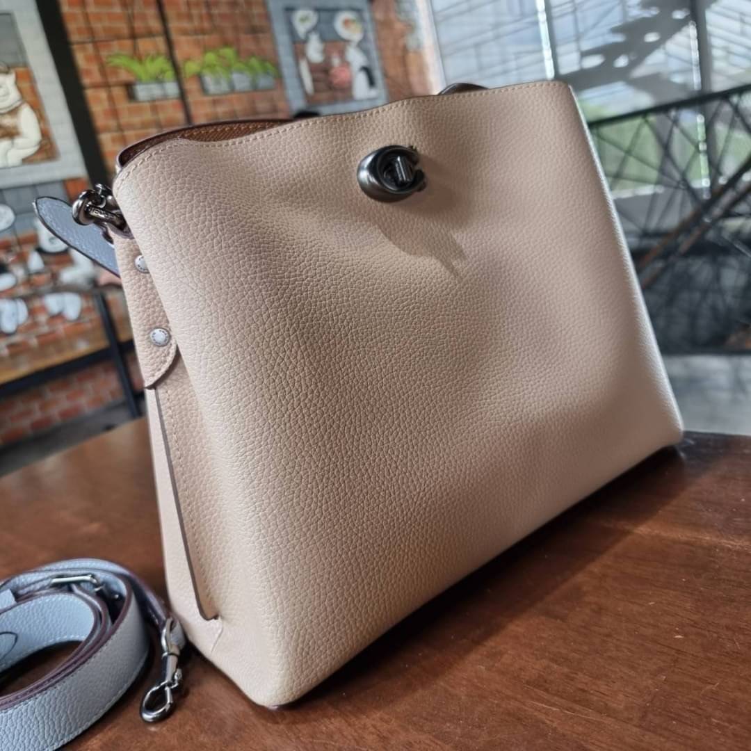 COACH WILLOW SHOULDER BAG ((C2745//C2590//C2621)) พร้อมส่งที่ไทย รุ่นแนะนำค่ะ🔥🔥 🔺กระเป๋าหิ้ว//คล้องไหล่//สะพายข้าง สุดคุ้ม! หนังแท้ชั้นดี ได้ไปหลงรักแน่นอนค่ะ หนังสวยมากๆ😘 🔺ตัวกระเป๋าแบ่งเป็นสองช่องหลัก ด้านนึงเป็นแ