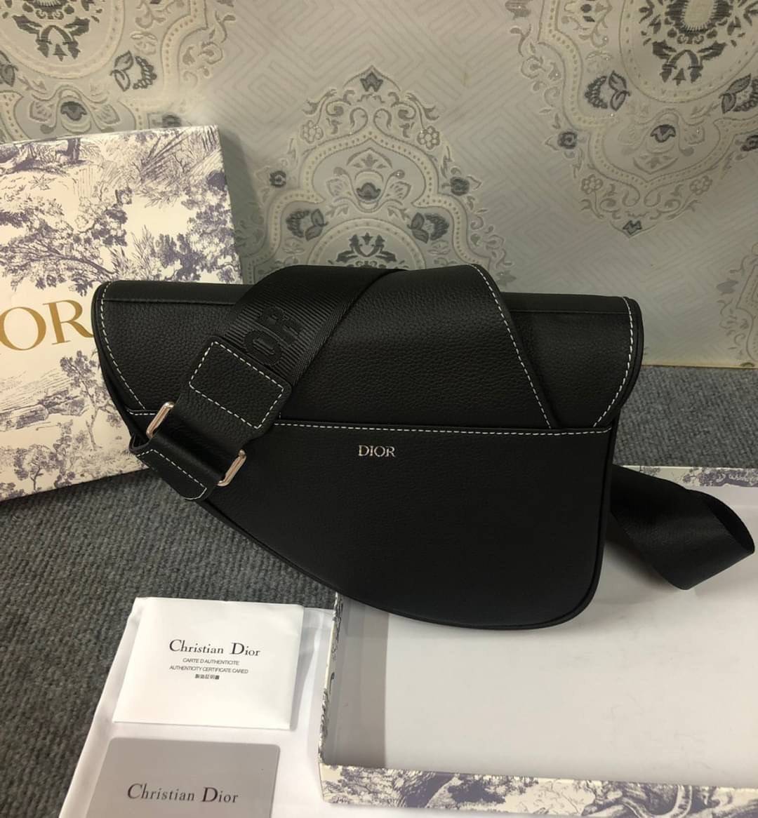 หนังแท้ Dior x Peter Doig Saddle Bag PRINT BLACK LEATHER SADDLE BAG / Dior Waist Bag / Dior Belt Bag / Dior Saddle พร้อมส่งที่ไทย ภาพสินค้าถ่ายจากงานขายจริง ใช้งานต่างประเทศได้ค่ะ