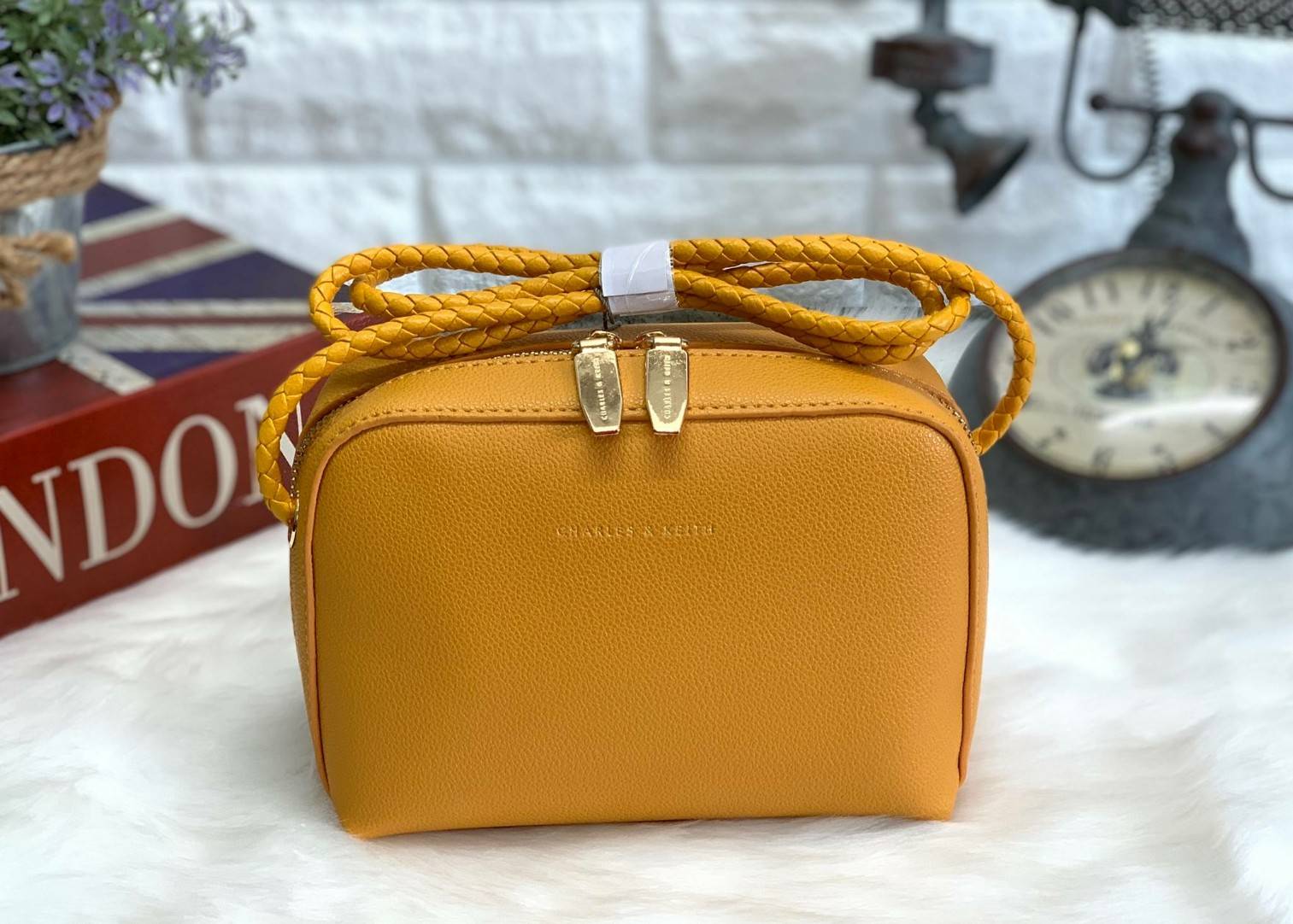 CHARLES & KEITH METAL PUSH LOCK CROSSBODY BAG รุ่นฮิตขายดีมีมาพร้อมส่งแล้วจ้า กับกระเ๋าสะพายไซส์น่ารัก วางอยู่ทรง เปิดปิดด้วย ตัวล็อกด้านหน้า ด้านในแบ่งเป็น 2 ช่องมีช่องซิปตรงกลาง จุของได้เยอะพอควรเลยค่ะ ใส่ iPhone plus ได้สบายๆ และของจุกจิกที่จำเป็น รุ่น