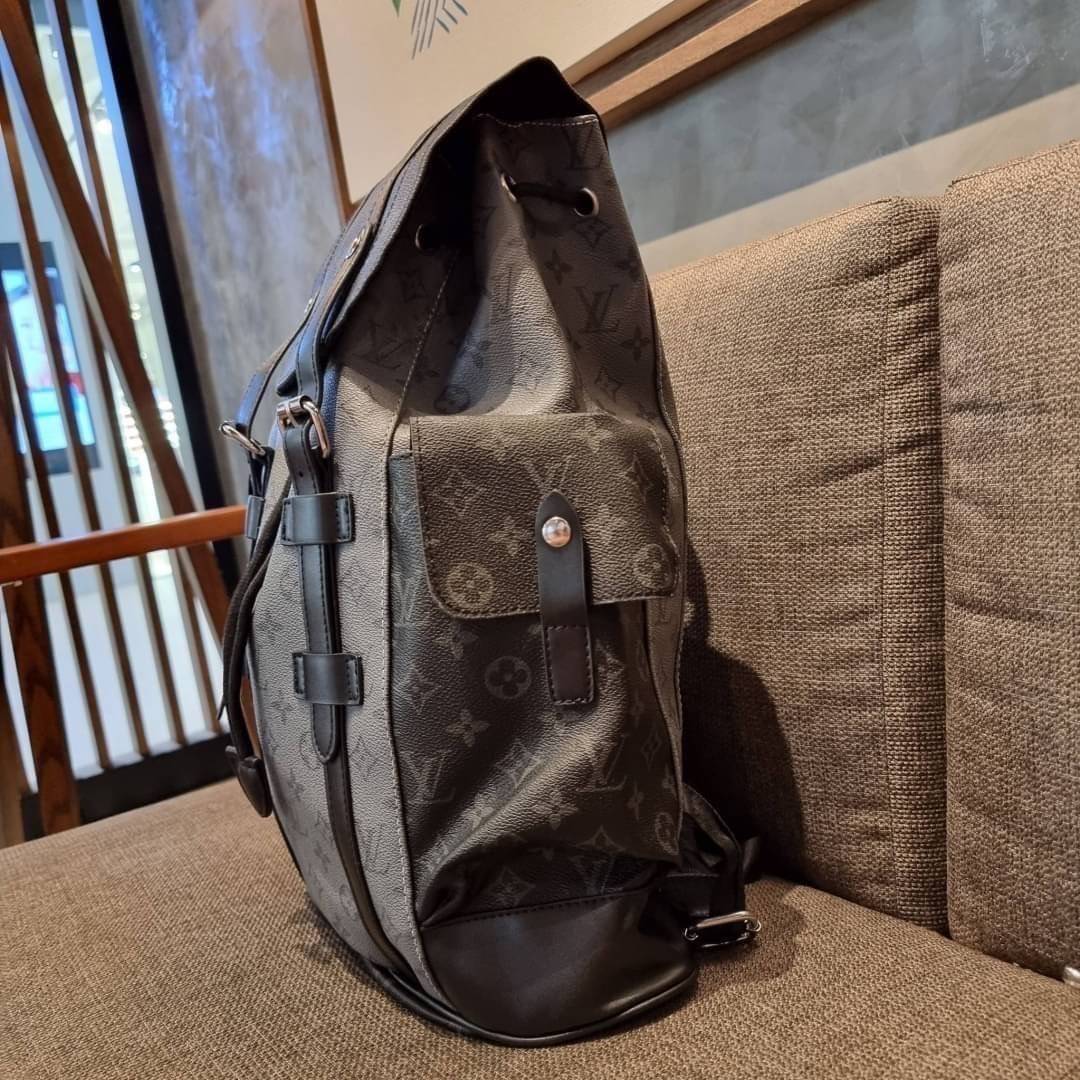 LV Christopher PM Monogram Eclipse Reverse เป้สะพายหลังใบใหญ่ LV MONOGRAM BACKPACK ที่หนุ่มๆตามหากันมากที่สุด LONG WEEKEND กระเป๋าใบใหญ่ต้องมี!! รุ่นสุดฮอต!! ด้วยรูปทรงที่คลาสสิค สไตล์เอกลักษณ์ วัสดุหนังแคนวาส ทนทาน