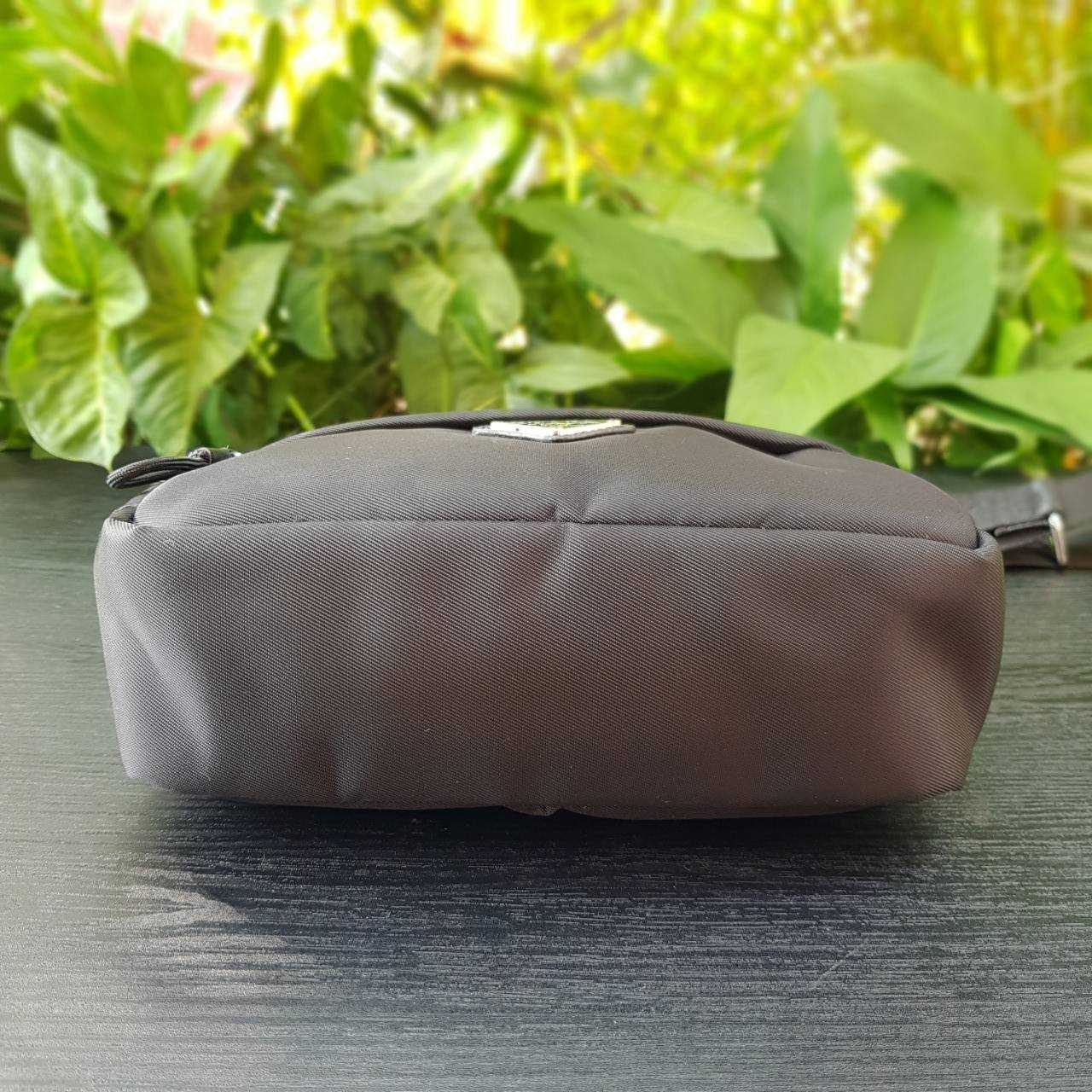 PRADA RE-NYLON MESSENGER BAG BLACK กระเป๋าสะพายทรง Messenger รุ่น Unisex ขนาดกำลังดี ดีไซน์เรียบ แต่หรูหรา สไตล์ Prada สายสะพายยาวปรับระดับได้ สามารถสะพายไหล่ และครอสบอดี้