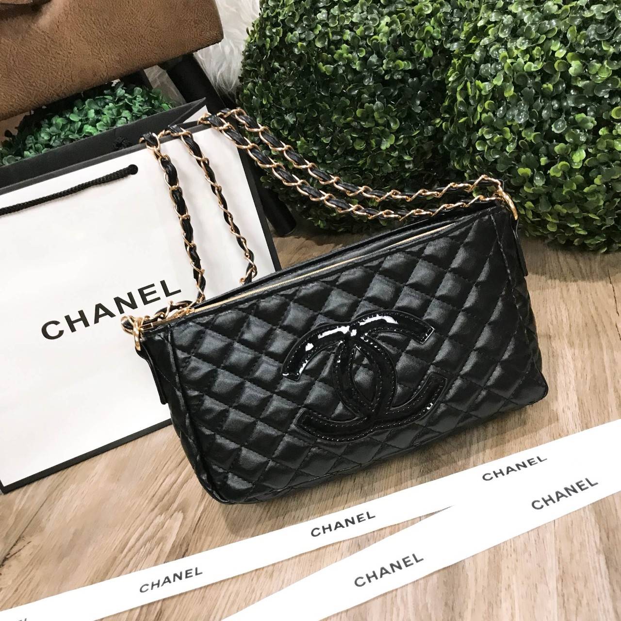 NEW ARRIVAL! Chanel Clutch Bag With Chain VIP Gift With Purchase (GWP) กระเป๋าสะพายพรีเมี่ยมกิ้ฟของแท้จาก Chanel Perfume Counter รุ่น Limited Edition วัสดุหนังลายตารางทรงเหลี่ยมเปิดปิดด้วยซิปแบรนด์อะไหล่ทอง ขนาดกำลังดี น้ำหนักเบา ภายในโล่ง ซับในลายเเบรนด์